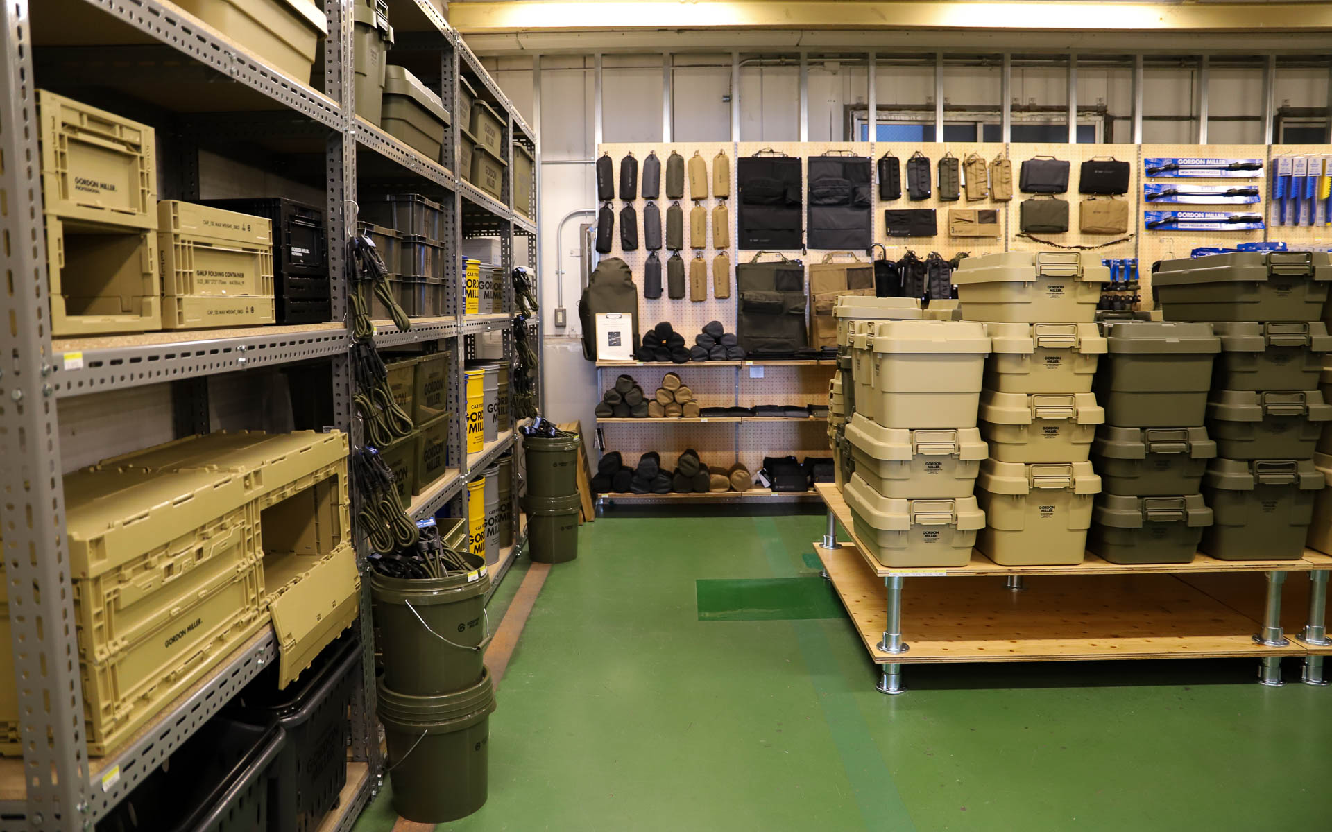 店舗の奥に進むと、さまざまな種類のコンテナや洗車グッズなど、カー用品が所狭しと並ぶ。ランタンやペン立てにもできそうなスチール缶、ショッピングバッグなど普段使いできそうなアイテムも取り揃えている