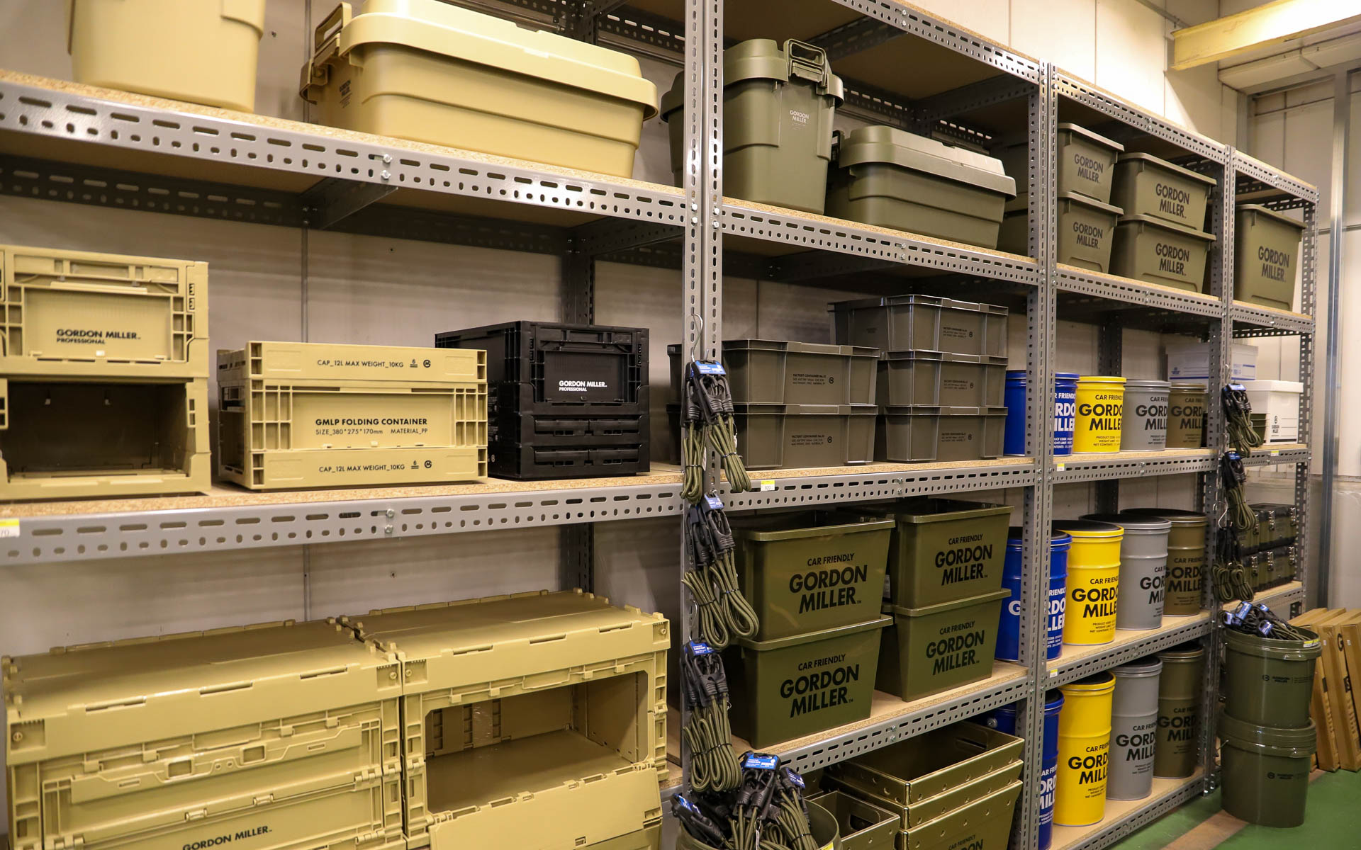 店舗の奥に進むと、さまざまな種類のコンテナや洗車グッズなど、カー用品が所狭しと並ぶ。ランタンやペン立てにもできそうなスチール缶、ショッピングバッグなど普段使いできそうなアイテムも取り揃えている