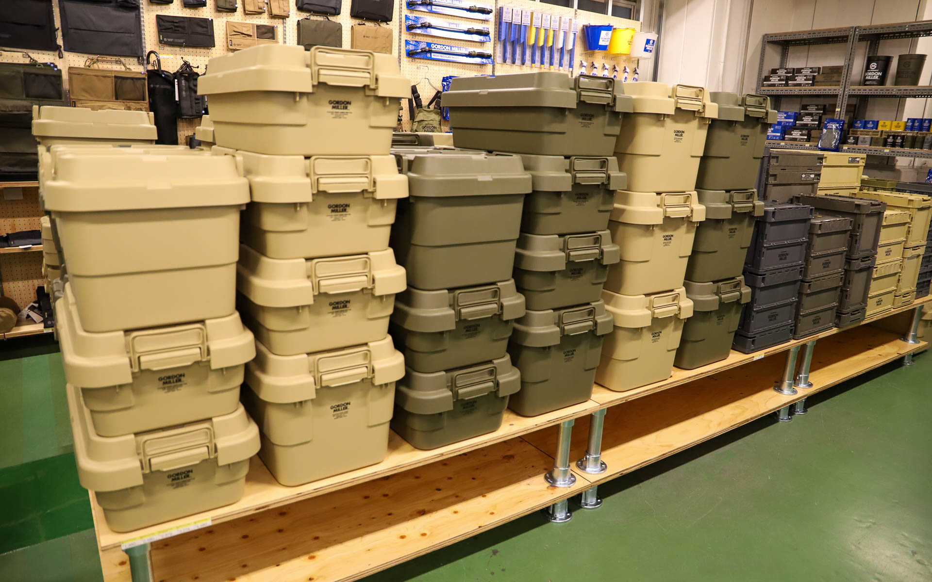 店舗の奥に進むと、さまざまな種類のコンテナや洗車グッズなど、カー用品が所狭しと並ぶ。ランタンやペン立てにもできそうなスチール缶、ショッピングバッグなど普段使いできそうなアイテムも取り揃えている