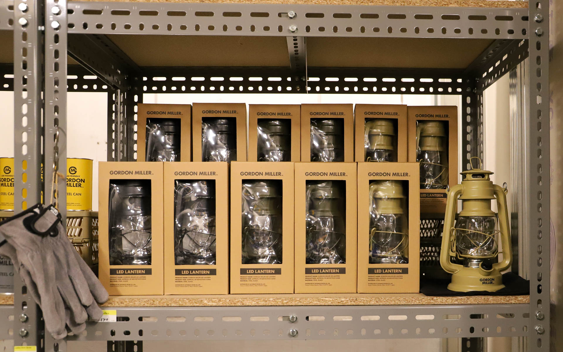 店舗の奥に進むと、さまざまな種類のコンテナや洗車グッズなど、カー用品が所狭しと並ぶ。ランタンやペン立てにもできそうなスチール缶、ショッピングバッグなど普段使いできそうなアイテムも取り揃えている