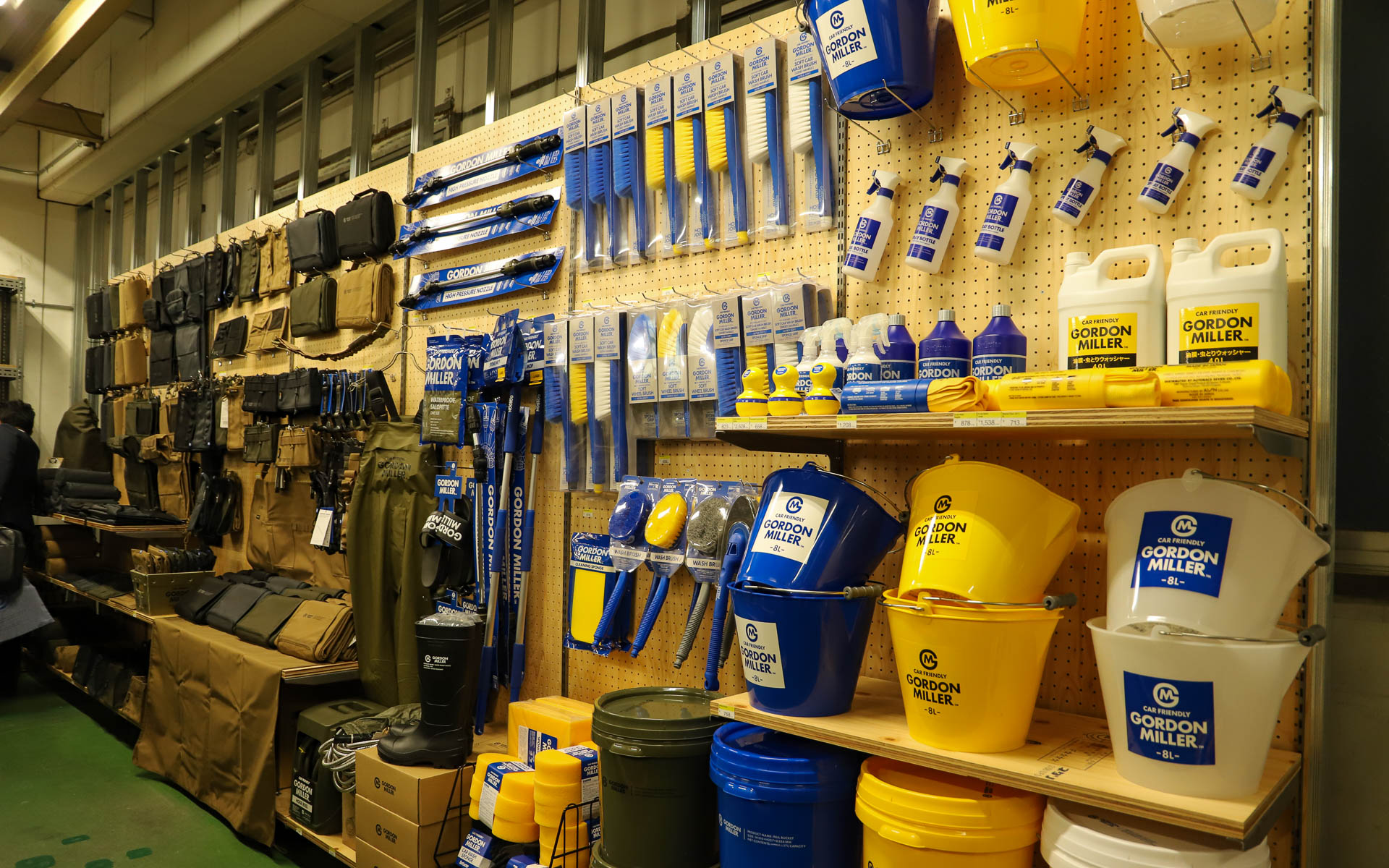 店舗の奥に進むと、さまざまな種類のコンテナや洗車グッズなど、カー用品が所狭しと並ぶ。ランタンやペン立てにもできそうなスチール缶、ショッピングバッグなど普段使いできそうなアイテムも取り揃えている