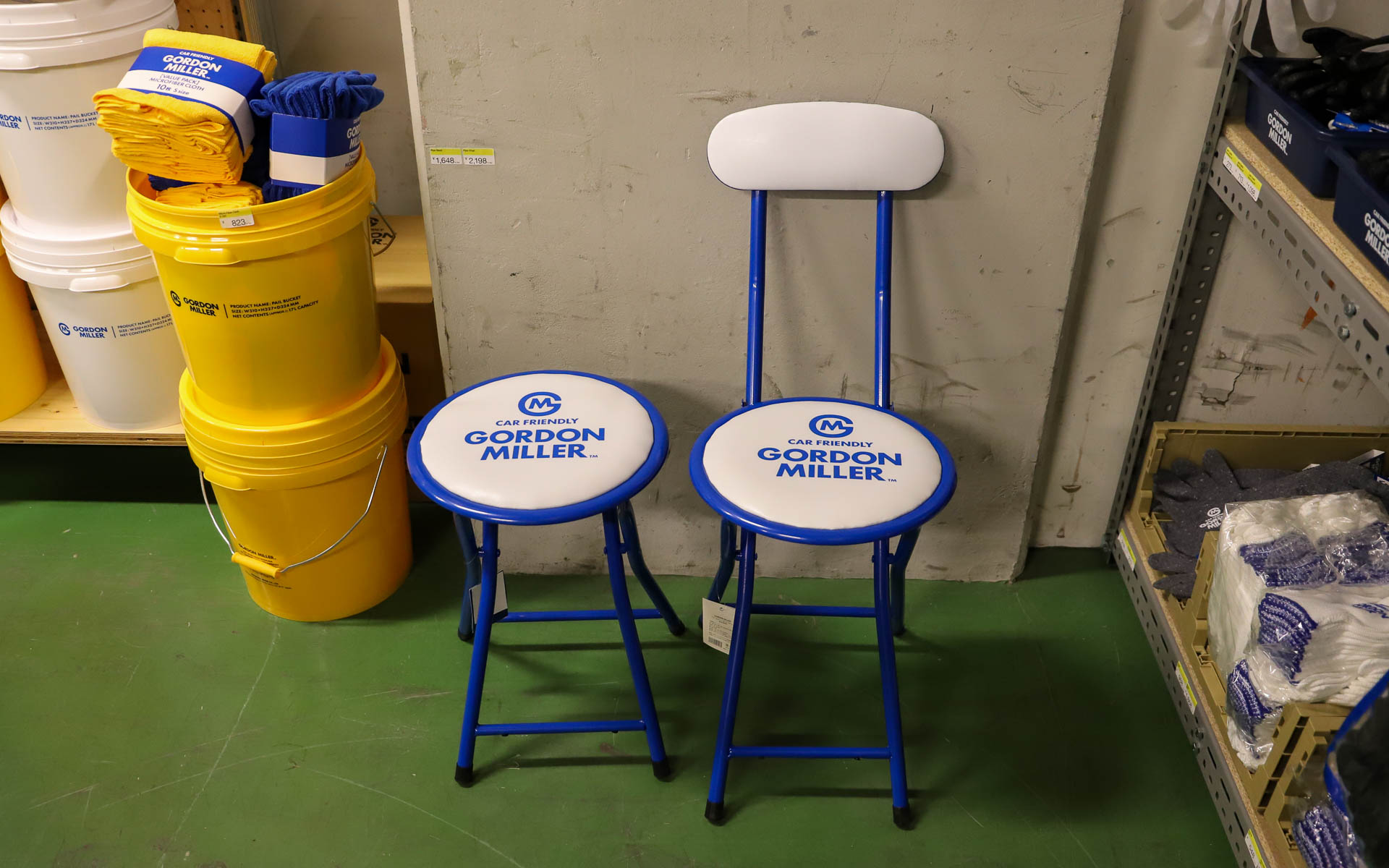 店舗の奥に進むと、さまざまな種類のコンテナや洗車グッズなど、カー用品が所狭しと並ぶ。ランタンやペン立てにもできそうなスチール缶、ショッピングバッグなど普段使いできそうなアイテムも取り揃えている