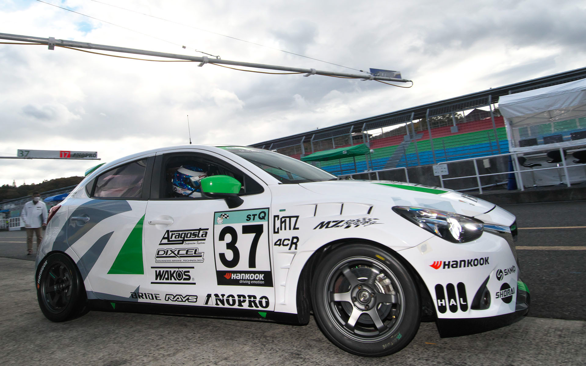 ST-Qクラスの新規参戦車、37号車マツダ「MAZDA2」。緑が各所にあしらわれている