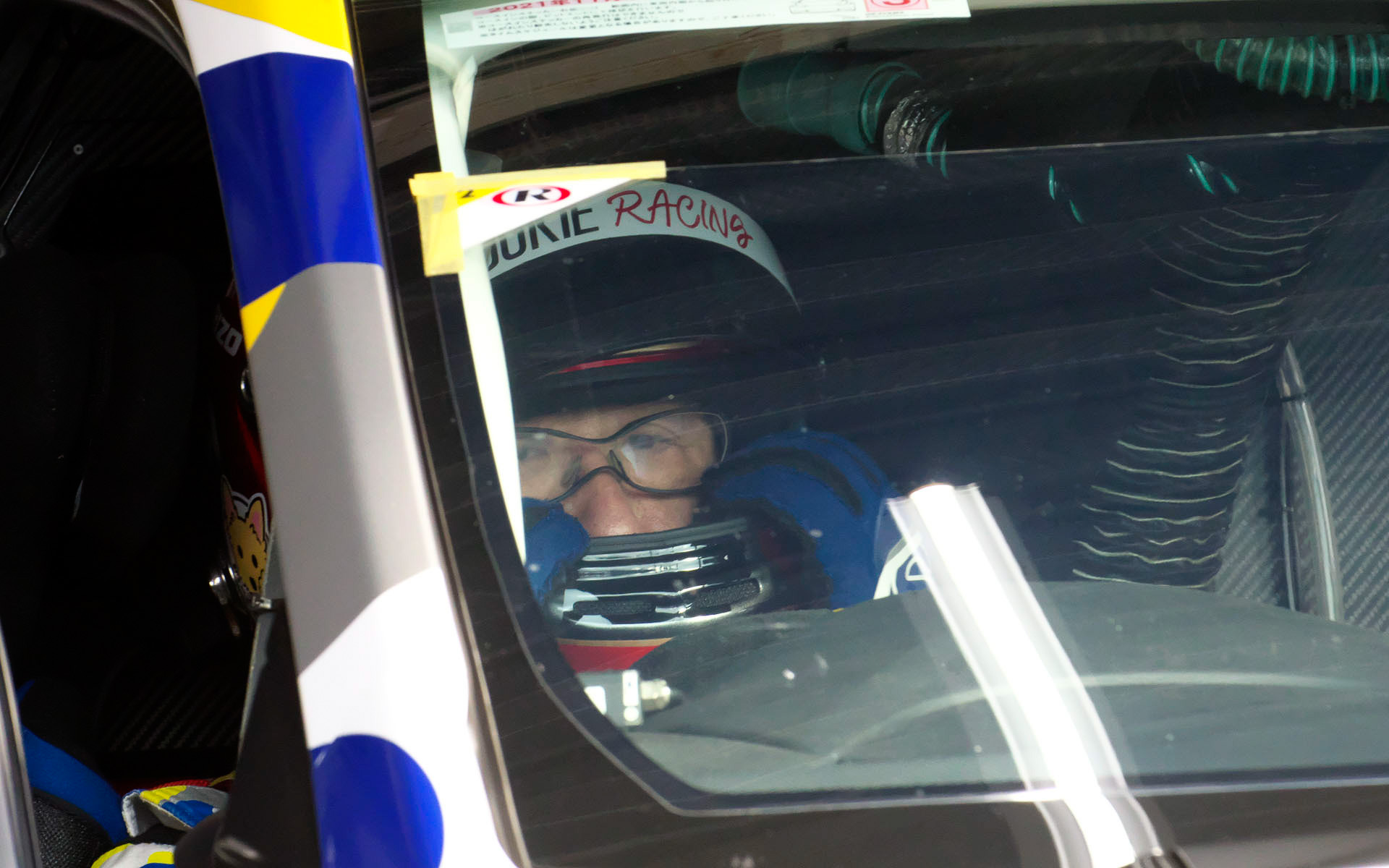 この鋭い眼光はモリゾウ選手。木曜日から岡山入りして水素カローラを走らせていた