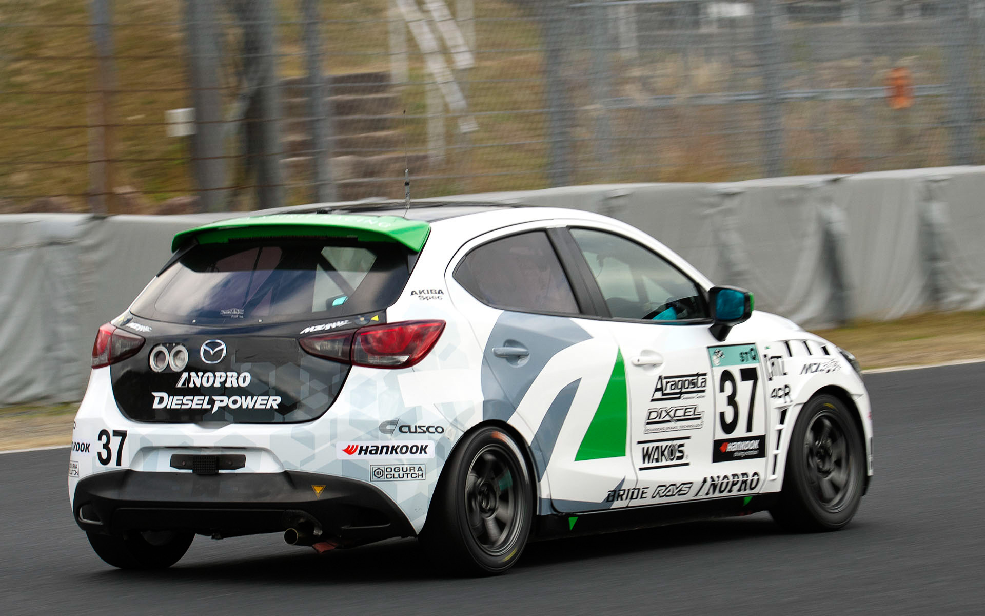 リアには「DIESEL POWER」の文字が。ディーゼルエンジン搭載車だろうか？