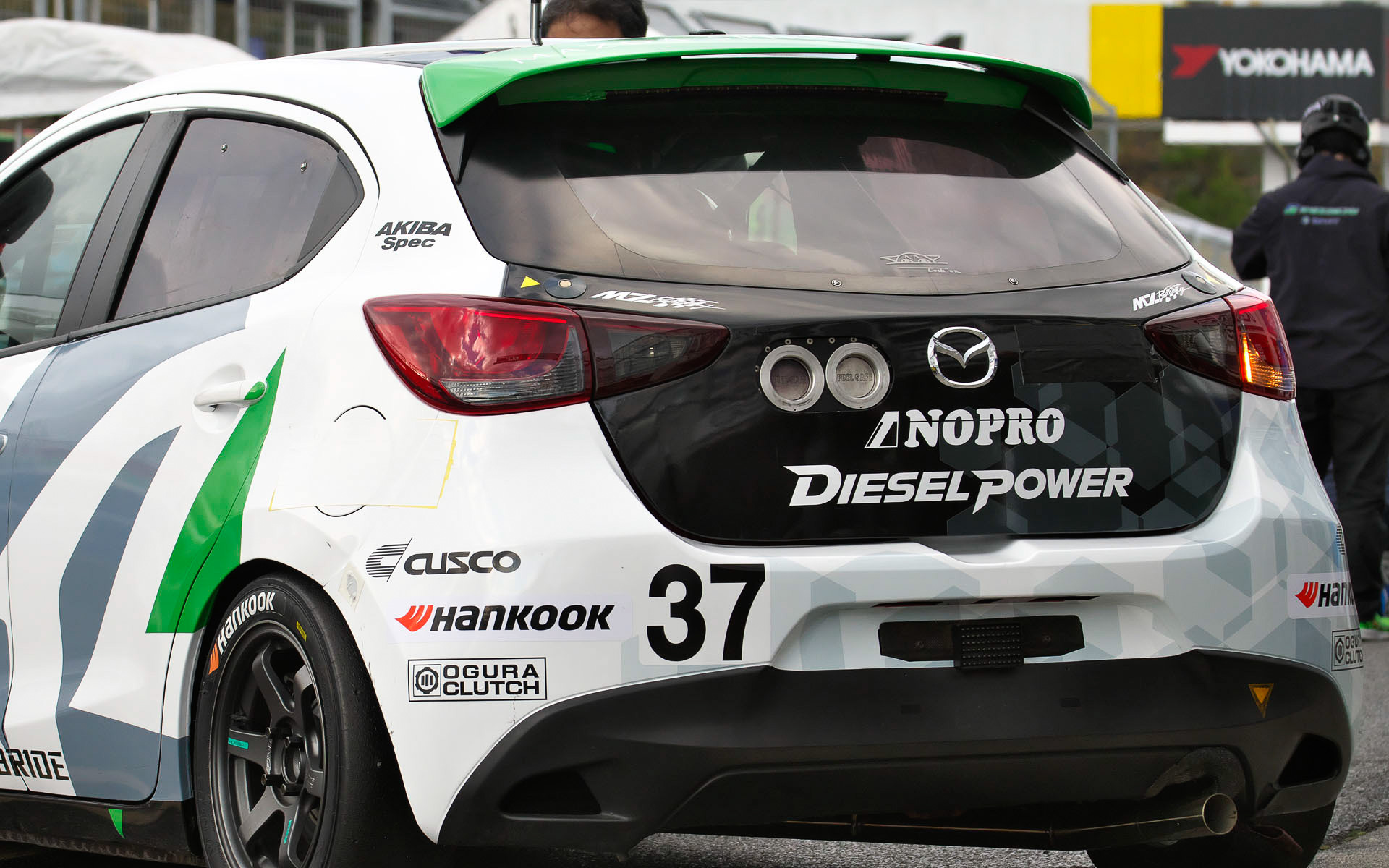 リアシートにも巨大な水素タンクは搭載していないようだ