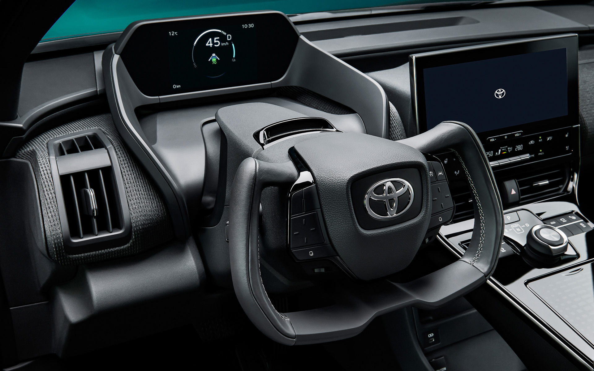 ステアバイワイヤのワンモーショングリップ仕様のステアリング（bZ4X）。こちらがどうしても欲しいならbZ4Xとなるが、日本導入時にすぐに用意されるかは要望次第とのこと