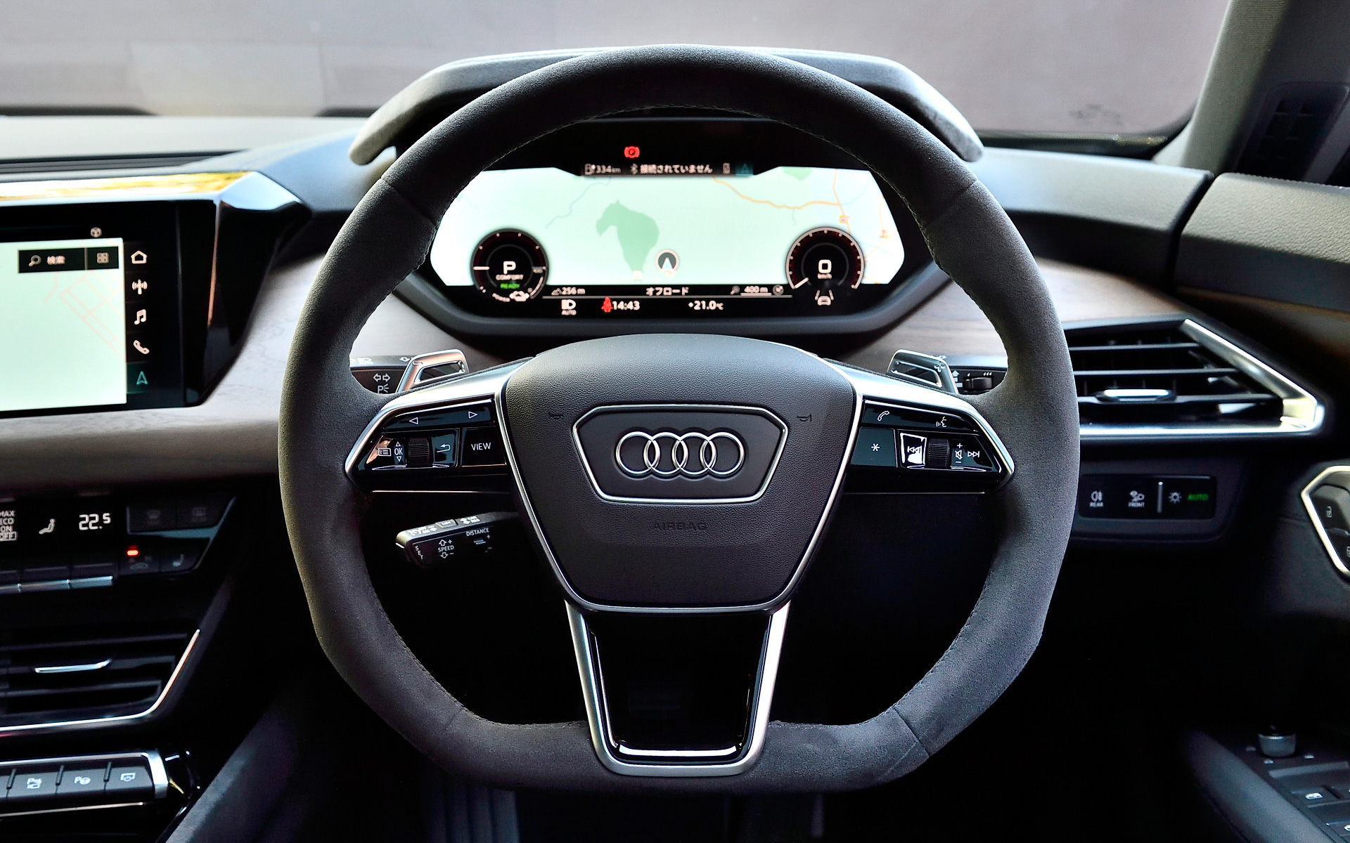 運転席はスポーティな低いポジションに設定され、幅広いセンターコンソールで仕切られたモノポストデザインによりドライバーを包み込むような仕上がりとした。2900mmのロングホイールベースにより、リアシートでは大人2人がくつろげるスペースが確保される。なお、ペットボトルや漁網などのリサイクル素材を使用した「レザーフリーパッケージ」も用意する