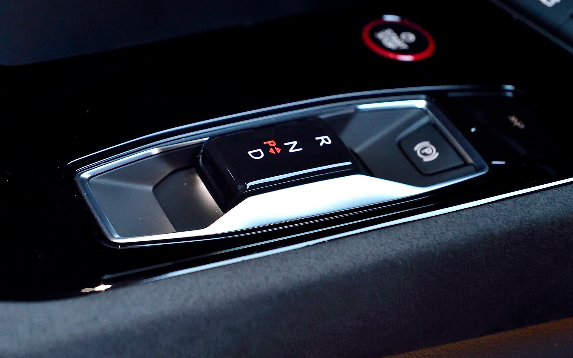 運転席はスポーティな低いポジションに設定され、幅広いセンターコンソールで仕切られたモノポストデザインによりドライバーを包み込むような仕上がりとした。2900mmのロングホイールベースにより、リアシートでは大人2人がくつろげるスペースが確保される。なお、ペットボトルや漁網などのリサイクル素材を使用した「レザーフリーパッケージ」も用意する