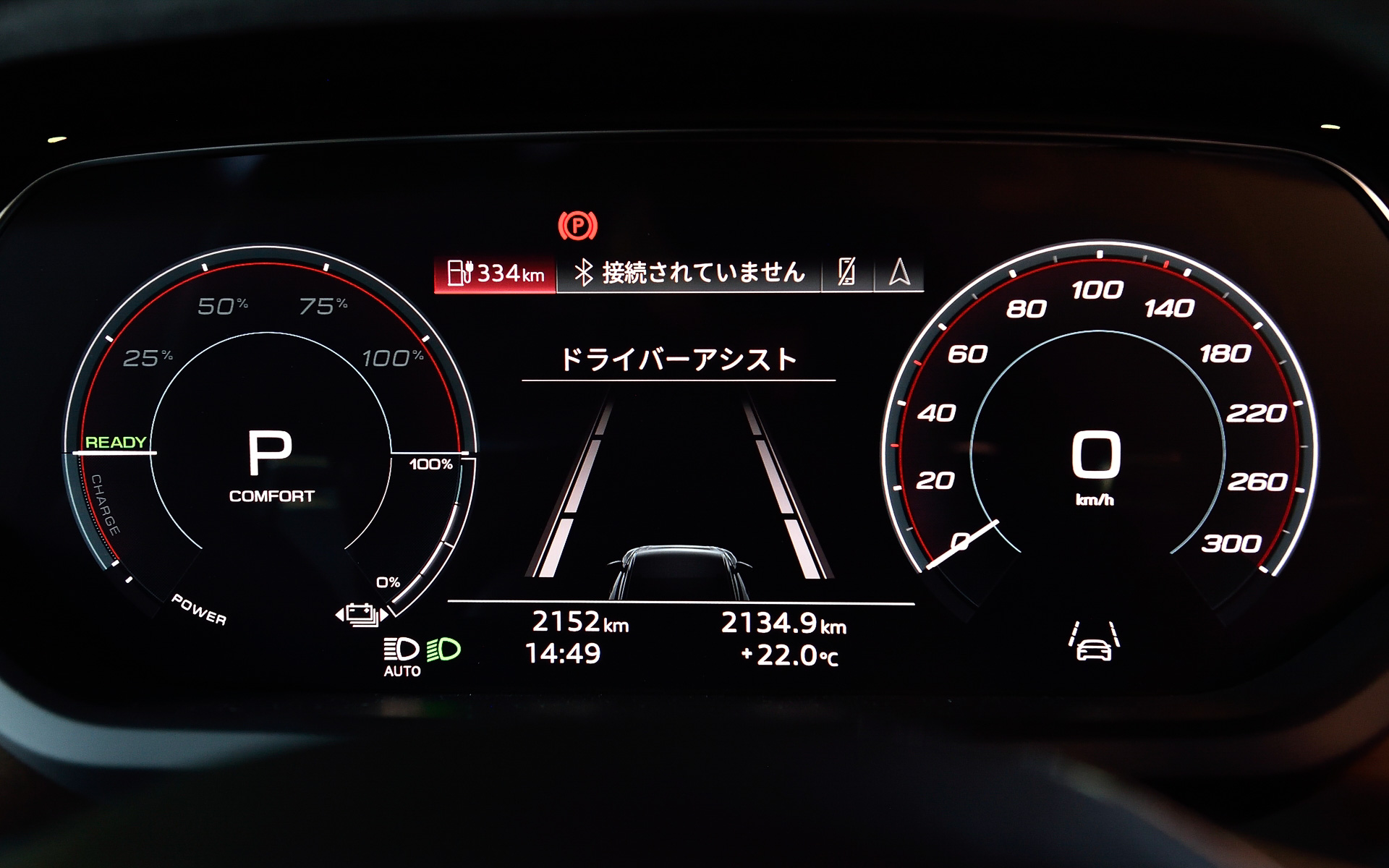 運転席はスポーティな低いポジションに設定され、幅広いセンターコンソールで仕切られたモノポストデザインによりドライバーを包み込むような仕上がりとした。2900mmのロングホイールベースにより、リアシートでは大人2人がくつろげるスペースが確保される。なお、ペットボトルや漁網などのリサイクル素材を使用した「レザーフリーパッケージ」も用意する