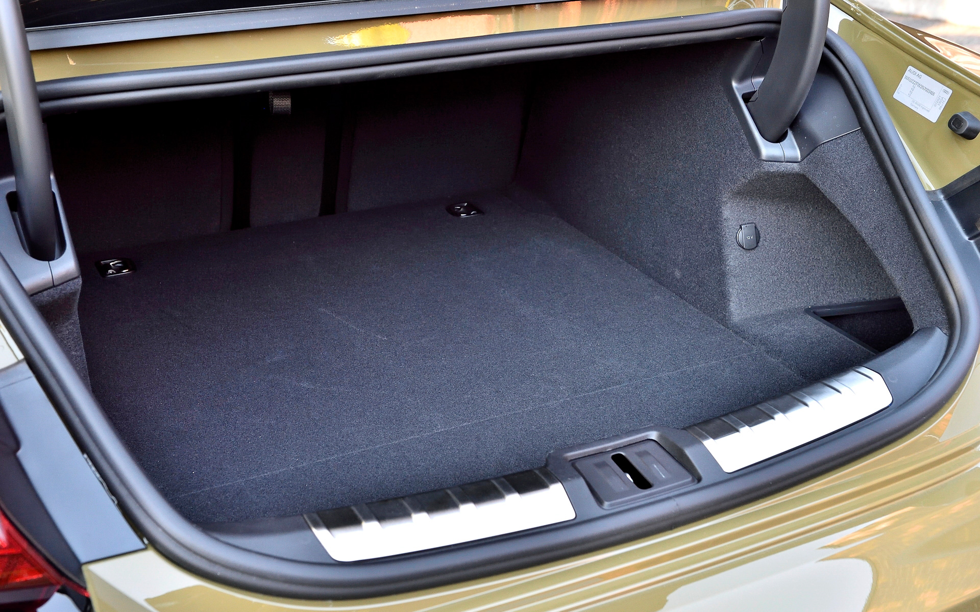 ラゲッジスペースも405Lの容量を確保（RSモデルは350L）