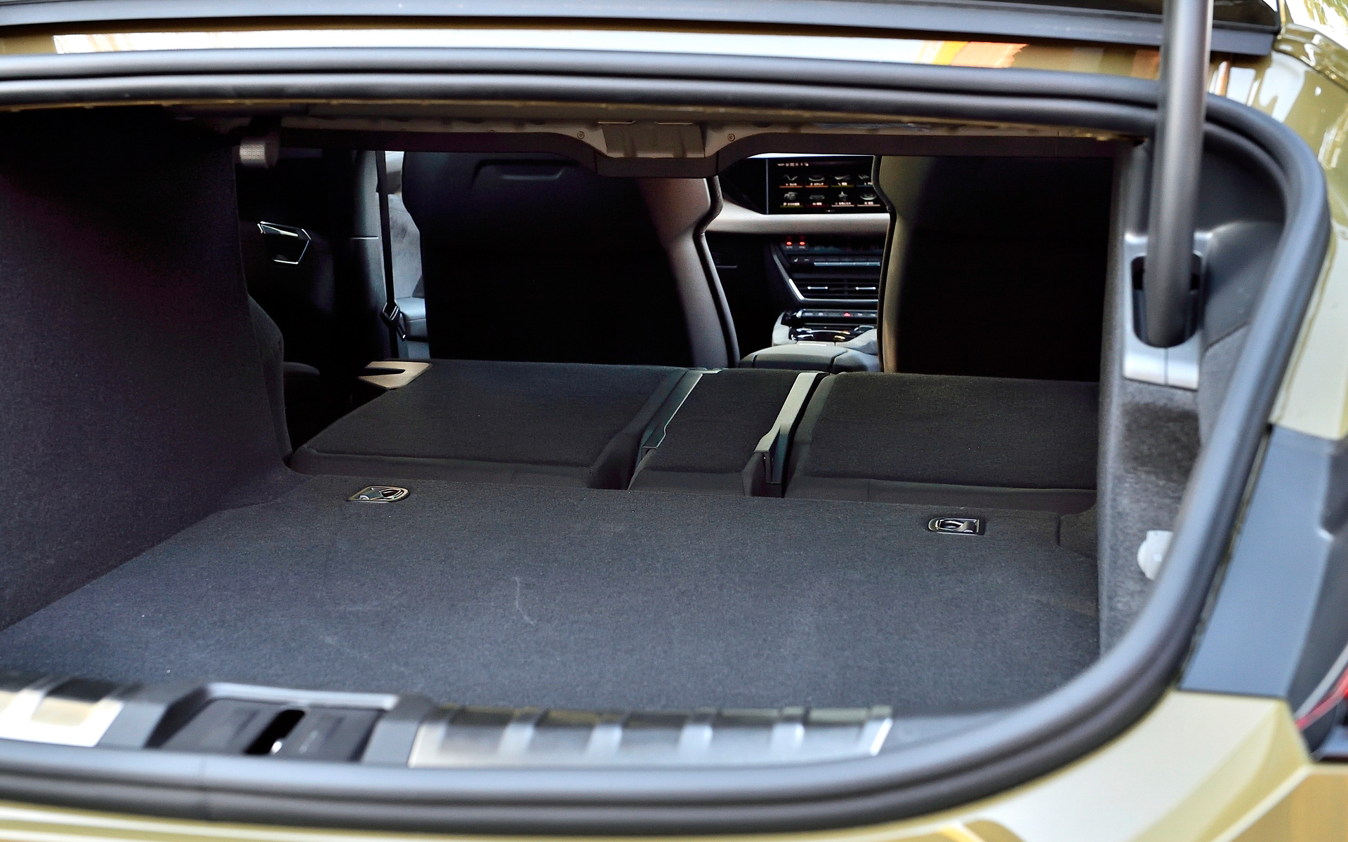 ラゲッジスペースも405Lの容量を確保（RSモデルは350L）