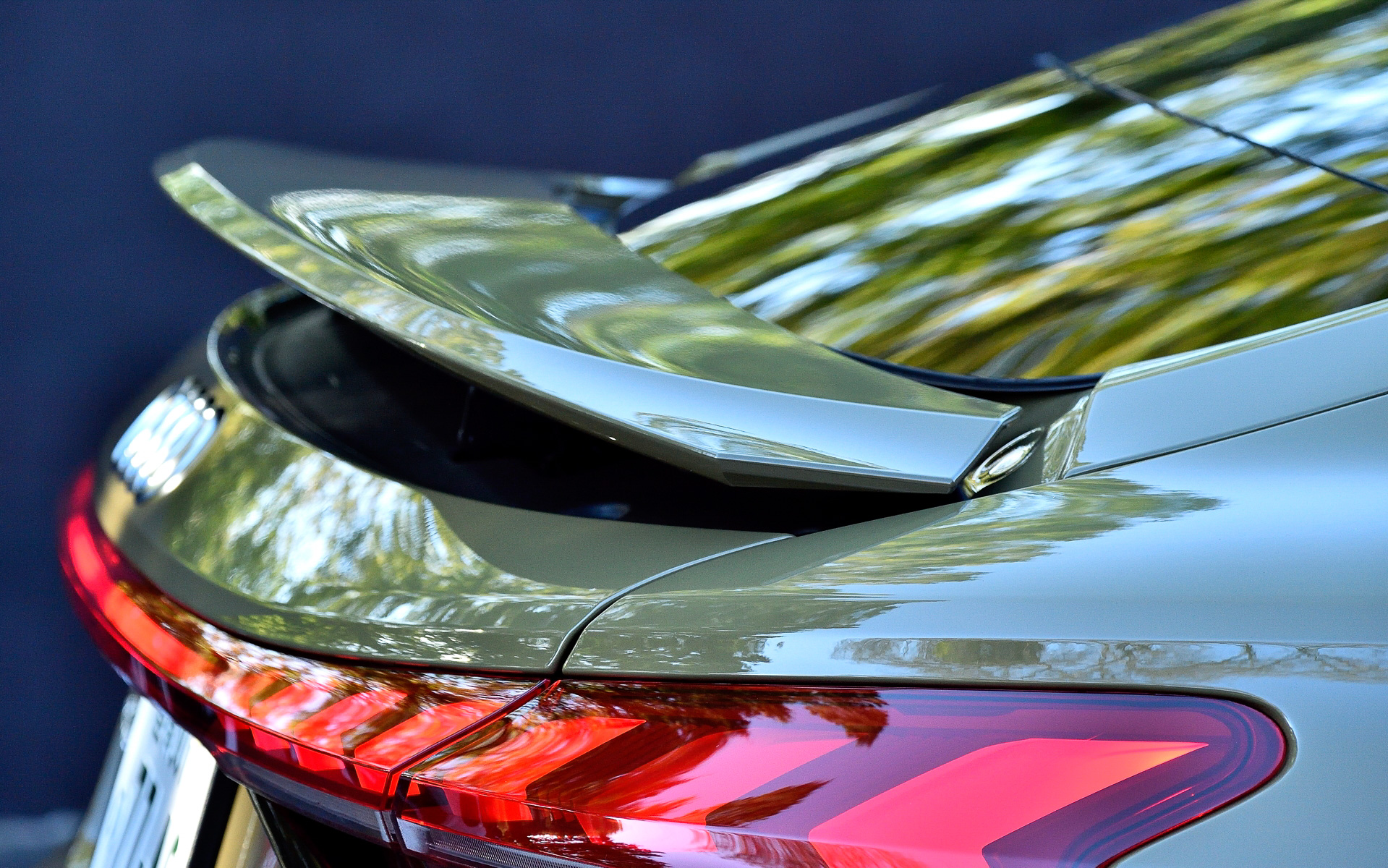 リアスポイラーはドライブモードや速度に応じて2段に角度を変更可能