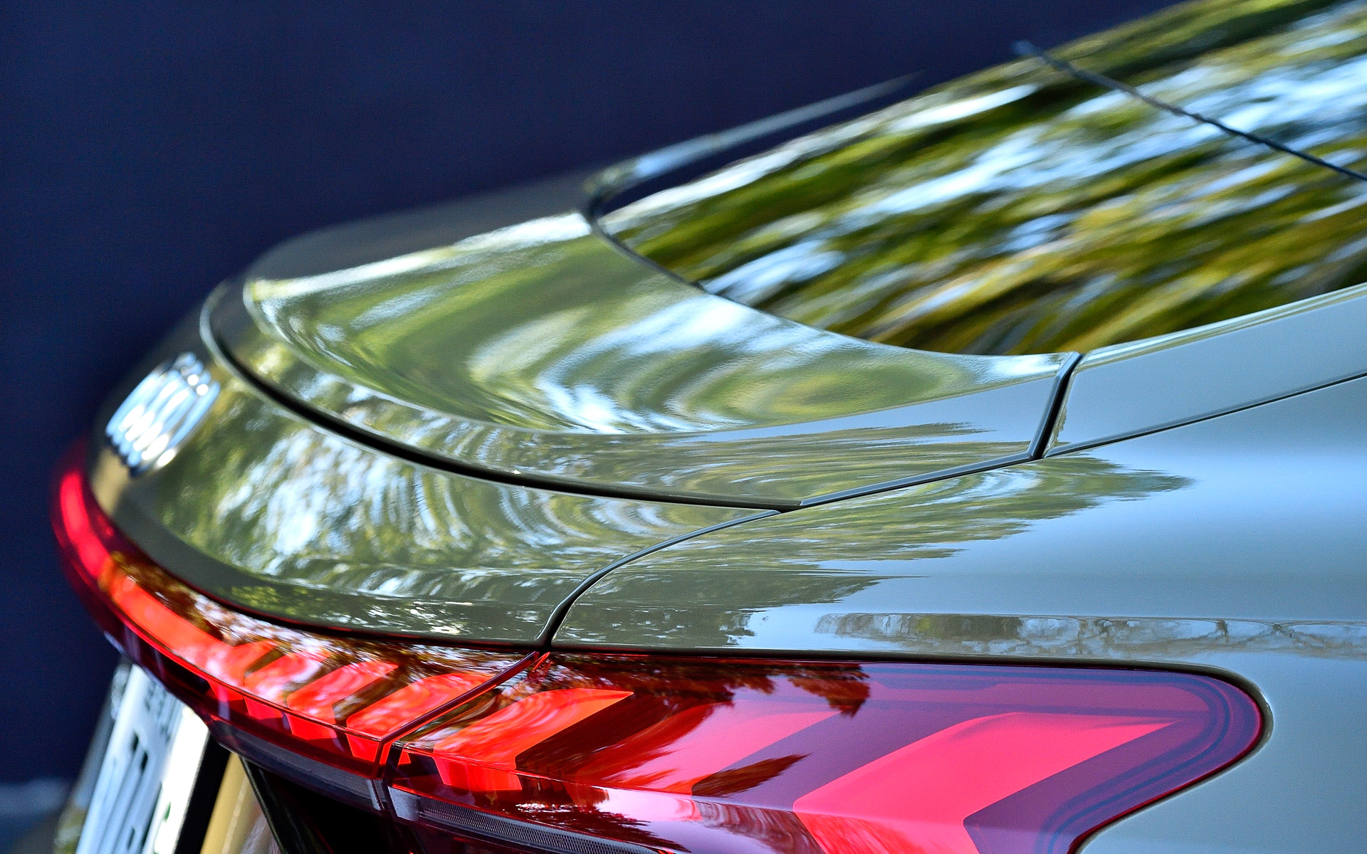 リアスポイラーはドライブモードや速度に応じて2段に角度を変更可能