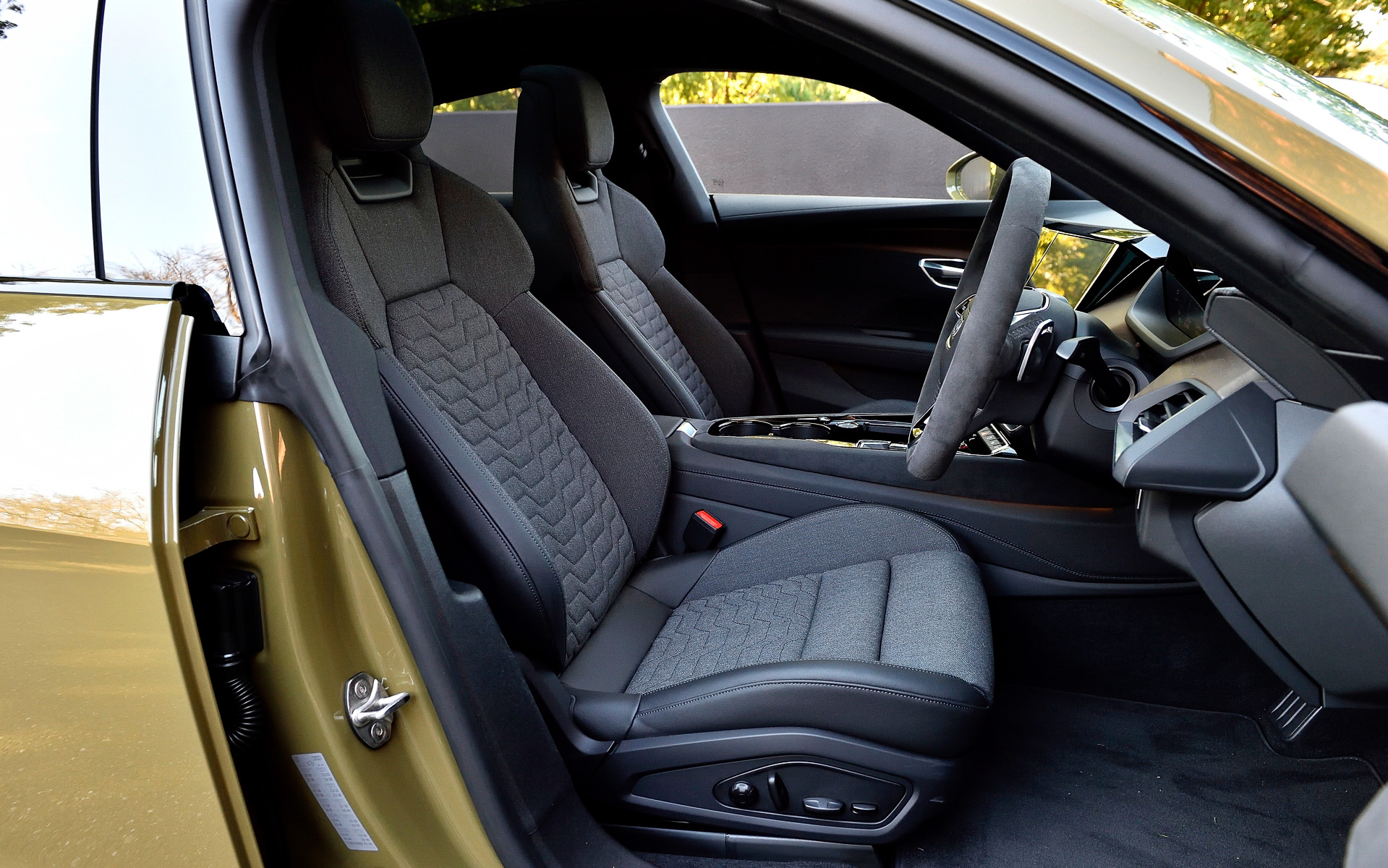 運転席はスポーティな低いポジションに設定され、幅広いセンターコンソールで仕切られたモノポストデザインによりドライバーを包み込むような仕上がりとした。2900mmのロングホイールベースにより、リアシートでは大人2人がくつろげるスペースが確保される。なお、ペットボトルや漁網などのリサイクル素材を使用した「レザーフリーパッケージ」も用意する