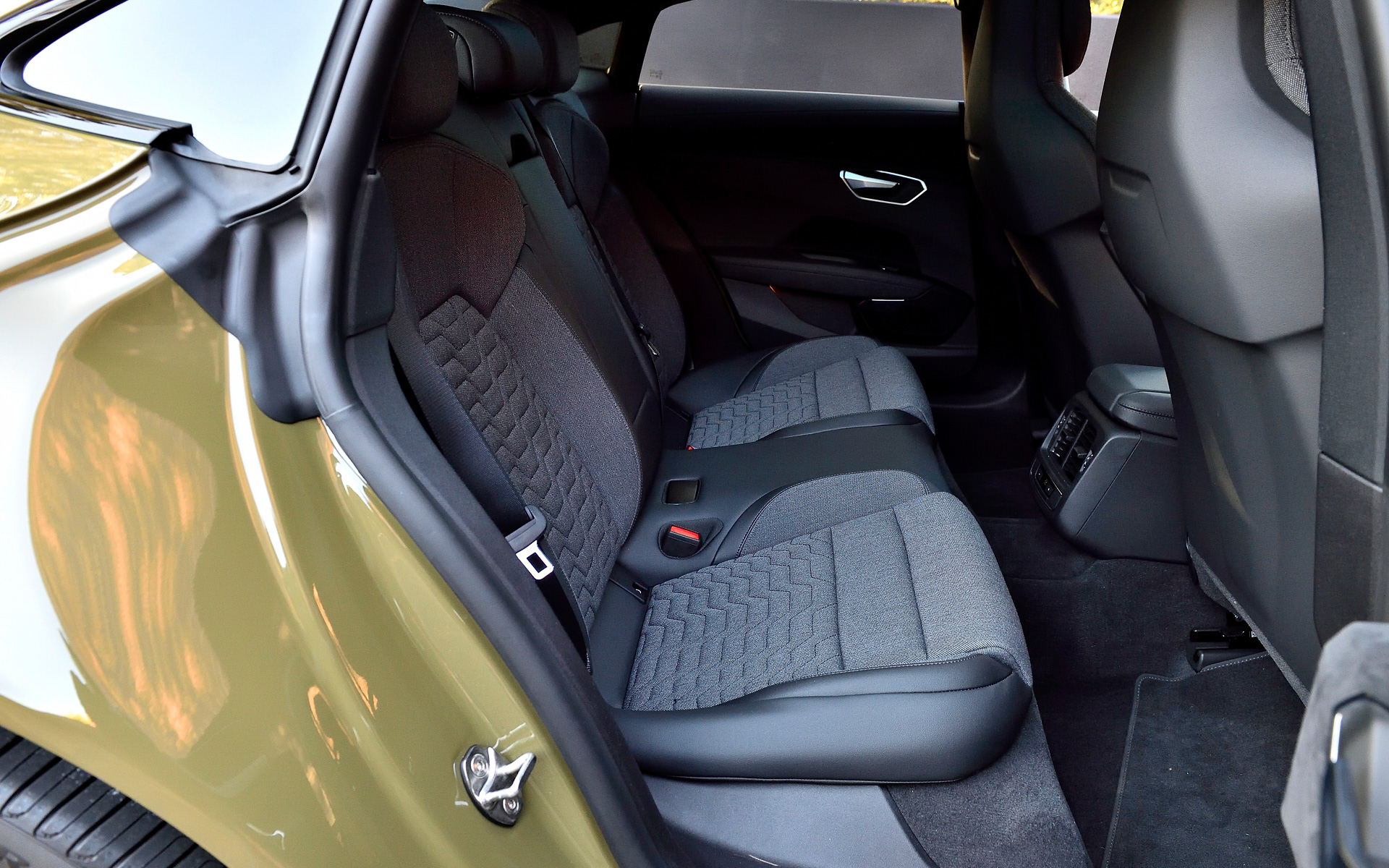 運転席はスポーティな低いポジションに設定され、幅広いセンターコンソールで仕切られたモノポストデザインによりドライバーを包み込むような仕上がりとした。2900mmのロングホイールベースにより、リアシートでは大人2人がくつろげるスペースが確保される。なお、ペットボトルや漁網などのリサイクル素材を使用した「レザーフリーパッケージ」も用意する