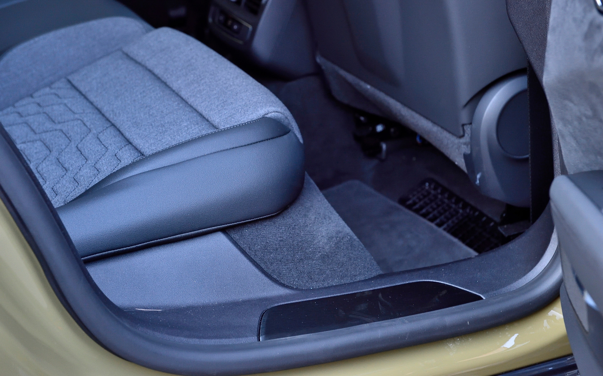 床下については後席の足下を深く下げているため、下半身のゆとり感が感じられた