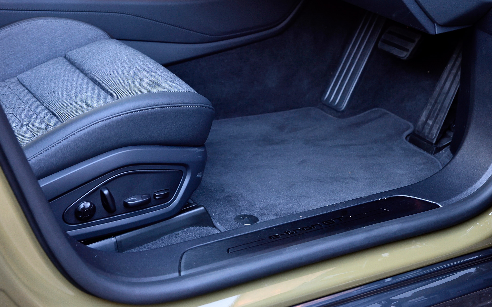 床下については後席の足下を深く下げているため、下半身のゆとり感が感じられた