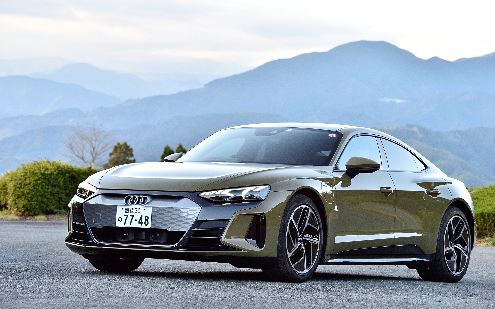 今回の試乗車は今秋に日本導入された4ドアクーペの新型BEV「e-tron GT」。写真はベースモデルの「e-tron GT quattro」で、ボディサイズは4990×1965×1415mm（全長×全幅×全高）、ホイールベースは2900mm。車両重量は2280kg。価格は1399万円（RS e-tron GTは1799万円）。総容量93.4kWhのバッテリをフロア下に配置し、一充電走行距離は534km（WLTCモード）