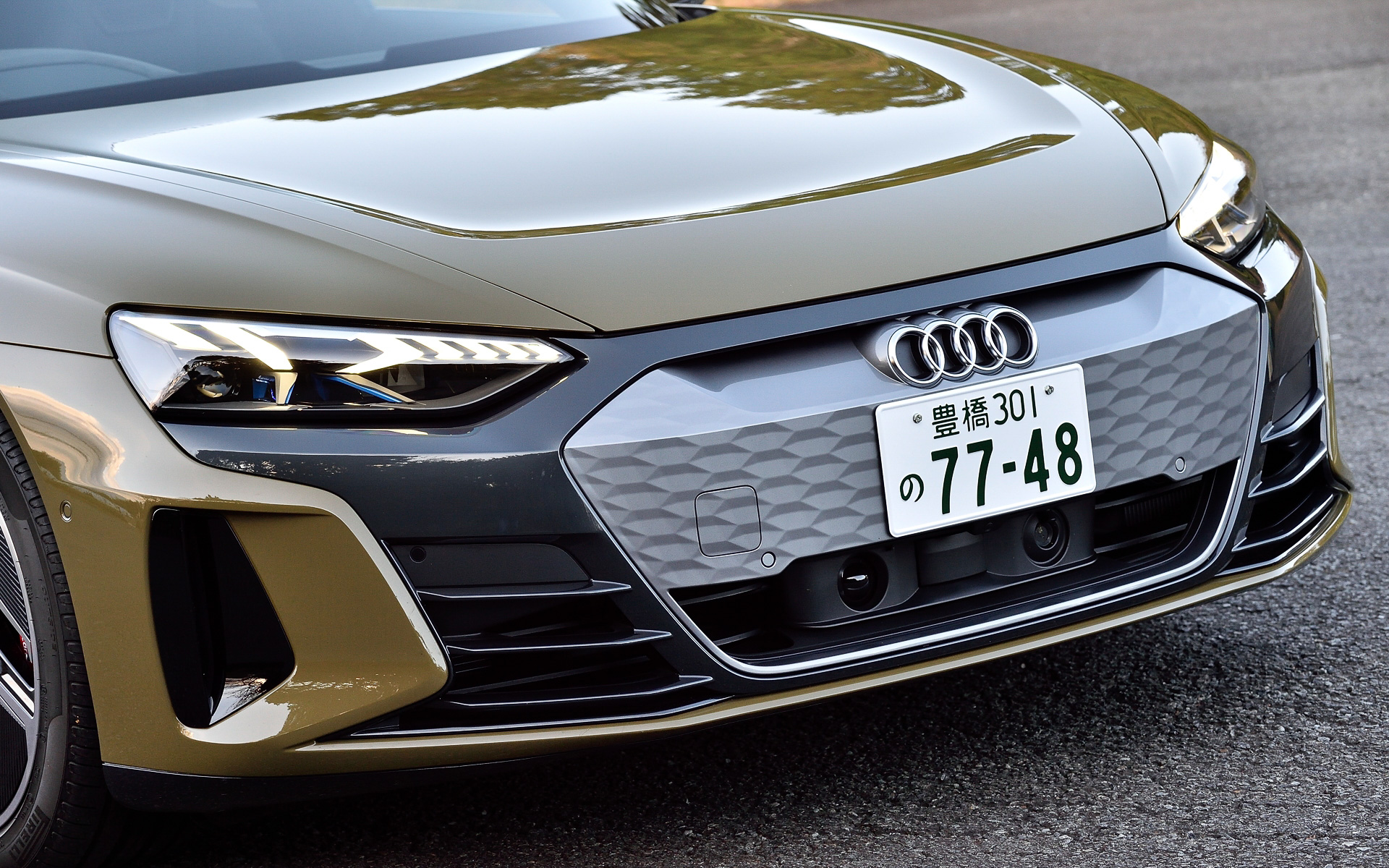 エクステリアでは、六角形のシングルフレームグリルやクワトロ・ブリスターフェンダーなど、アウディらしいさまざまなディテールを採用。エアロダイナミクスを極限まで追求したスムーズなボディラインにより、Cd値（空気抵抗係数）は0.24を実現。タイヤ/ホイールについてはe-tron GT quattroが19インチ、RS e-tron GTが20インチが標準となるが、撮影車はオプションの5スポーク20インチホイール（タイヤサイズはフロント245/45R20、リア285/40R20）をセット