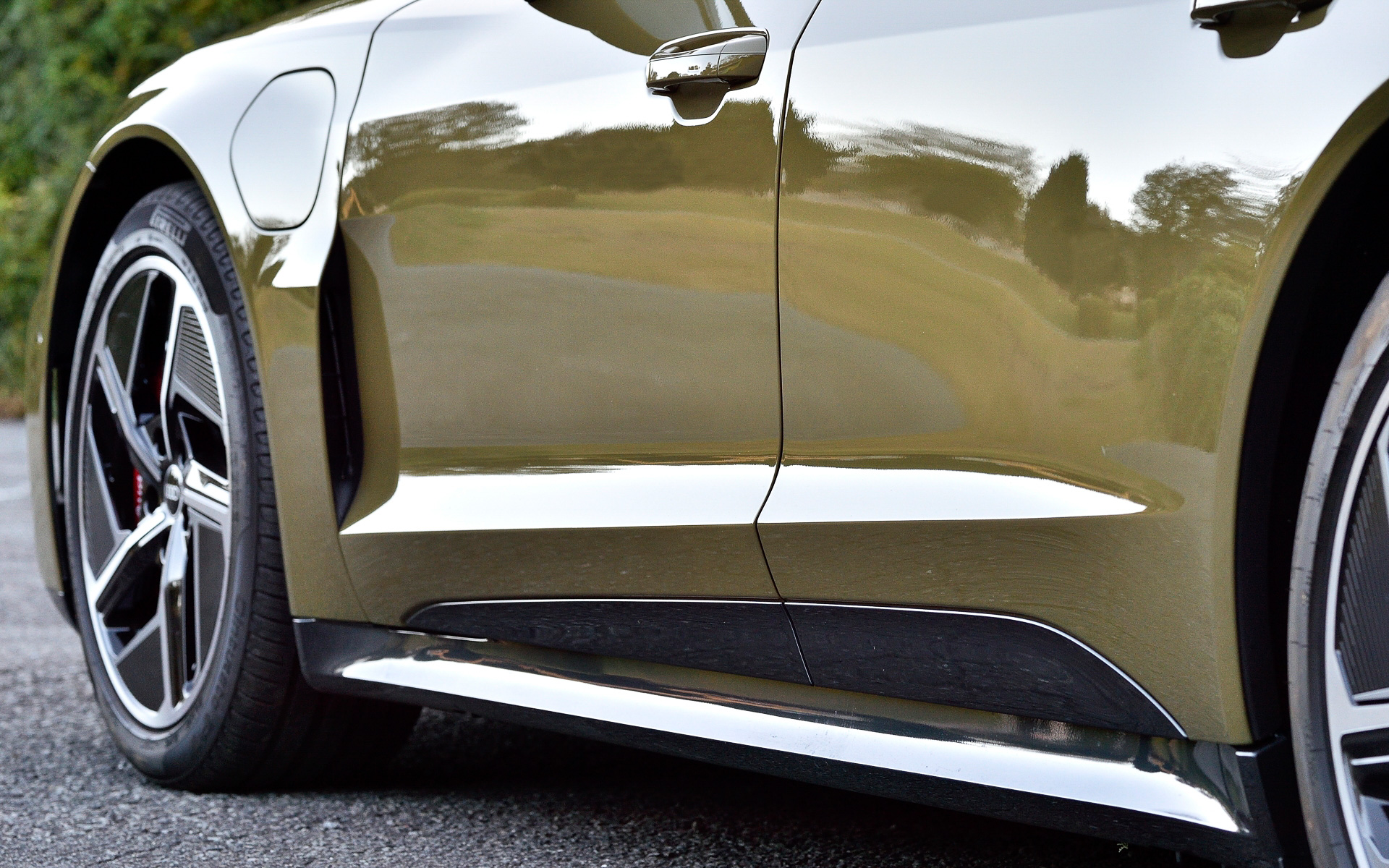 エクステリアでは、六角形のシングルフレームグリルやクワトロ・ブリスターフェンダーなど、アウディらしいさまざまなディテールを採用。エアロダイナミクスを極限まで追求したスムーズなボディラインにより、Cd値（空気抵抗係数）は0.24を実現。タイヤ/ホイールについてはe-tron GT quattroが19インチ、RS e-tron GTが20インチが標準となるが、撮影車はオプションの5スポーク20インチホイール（タイヤサイズはフロント245/45R20、リア285/40R20）をセット