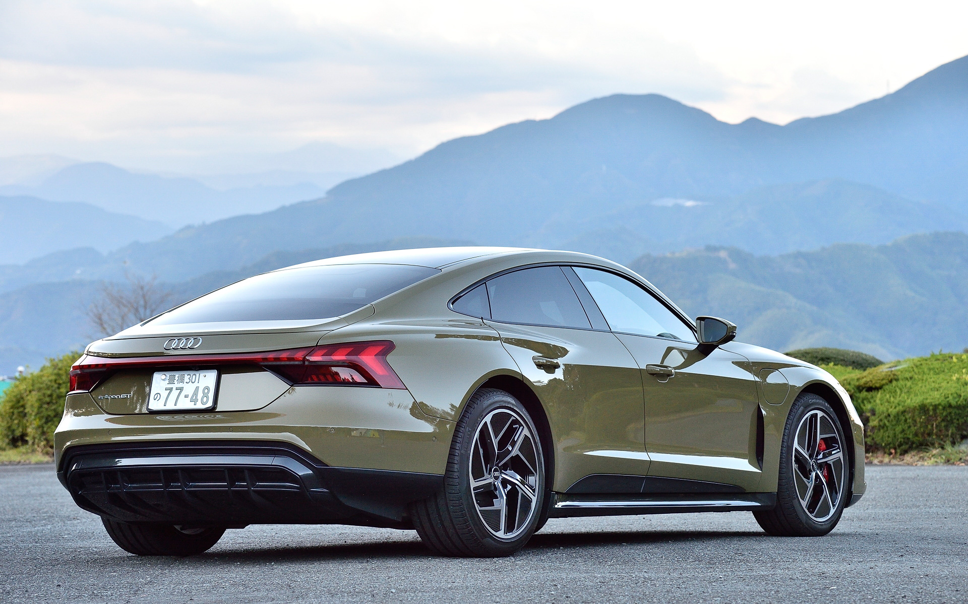 今回の試乗車は今秋に日本導入された4ドアクーペの新型BEV「e-tron GT」。写真はベースモデルの「e-tron GT quattro」で、ボディサイズは4990×1965×1415mm（全長×全幅×全高）、ホイールベースは2900mm。車両重量は2280kg。価格は1399万円（RS e-tron GTは1799万円）。総容量93.4kWhのバッテリをフロア下に配置し、一充電走行距離は534km（WLTCモード）