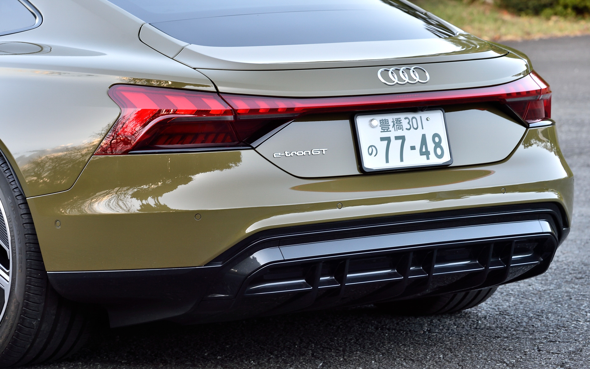 エクステリアでは、六角形のシングルフレームグリルやクワトロ・ブリスターフェンダーなど、アウディらしいさまざまなディテールを採用。エアロダイナミクスを極限まで追求したスムーズなボディラインにより、Cd値（空気抵抗係数）は0.24を実現。タイヤ/ホイールについてはe-tron GT quattroが19インチ、RS e-tron GTが20インチが標準となるが、撮影車はオプションの5スポーク20インチホイール（タイヤサイズはフロント245/45R20、リア285/40R20）をセット