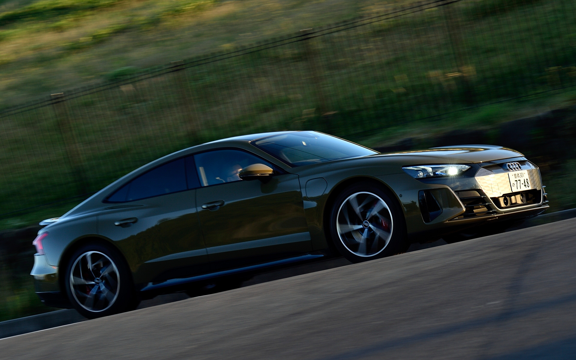 e-tron GTは最高出力390kW、最大トルク640Nmを発生し、0-100km/h加速は4.1秒