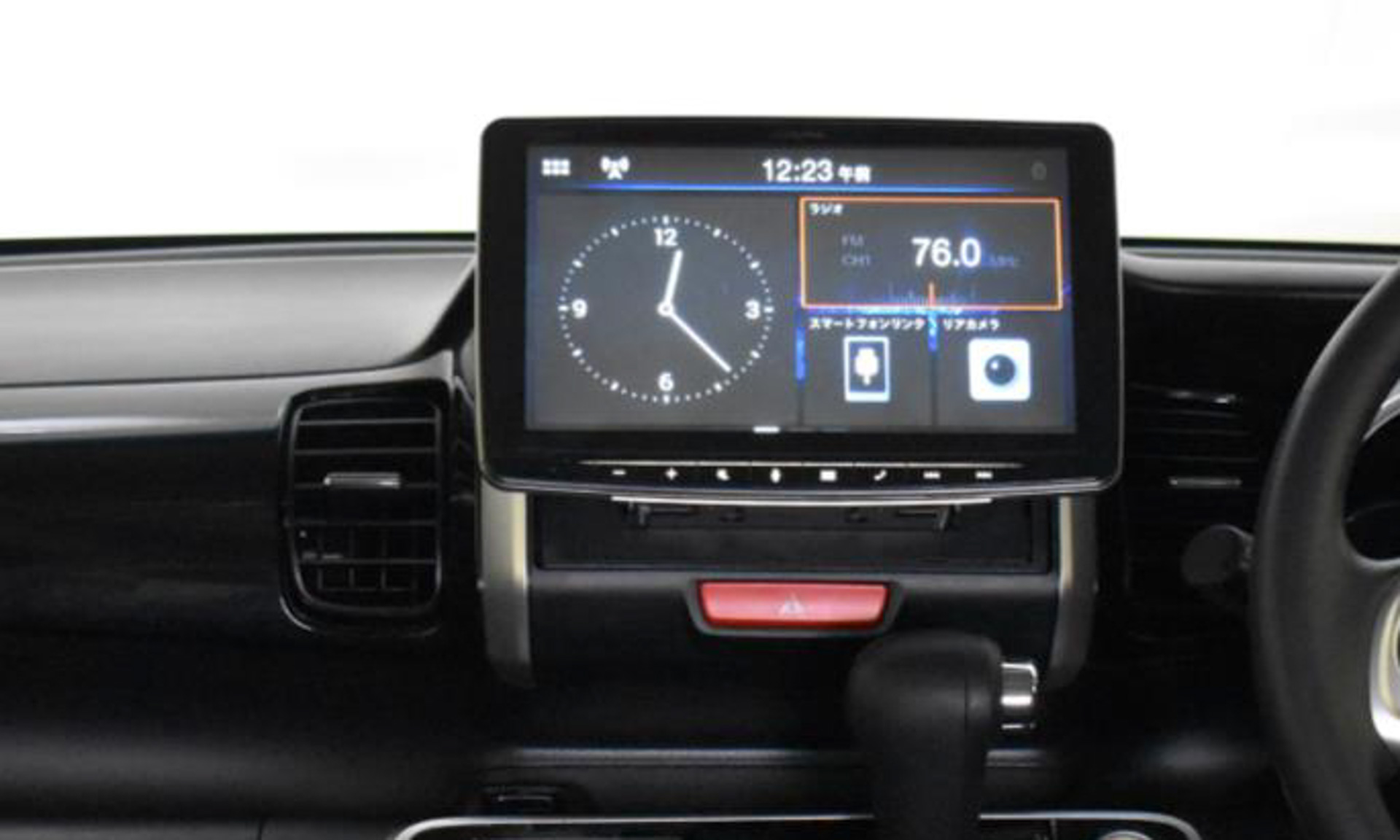 写真は、2020年に発表されたフローティングビッグ DA DAF11V（11型ディスプレイ/車両：ホンダ・ N-BOX）