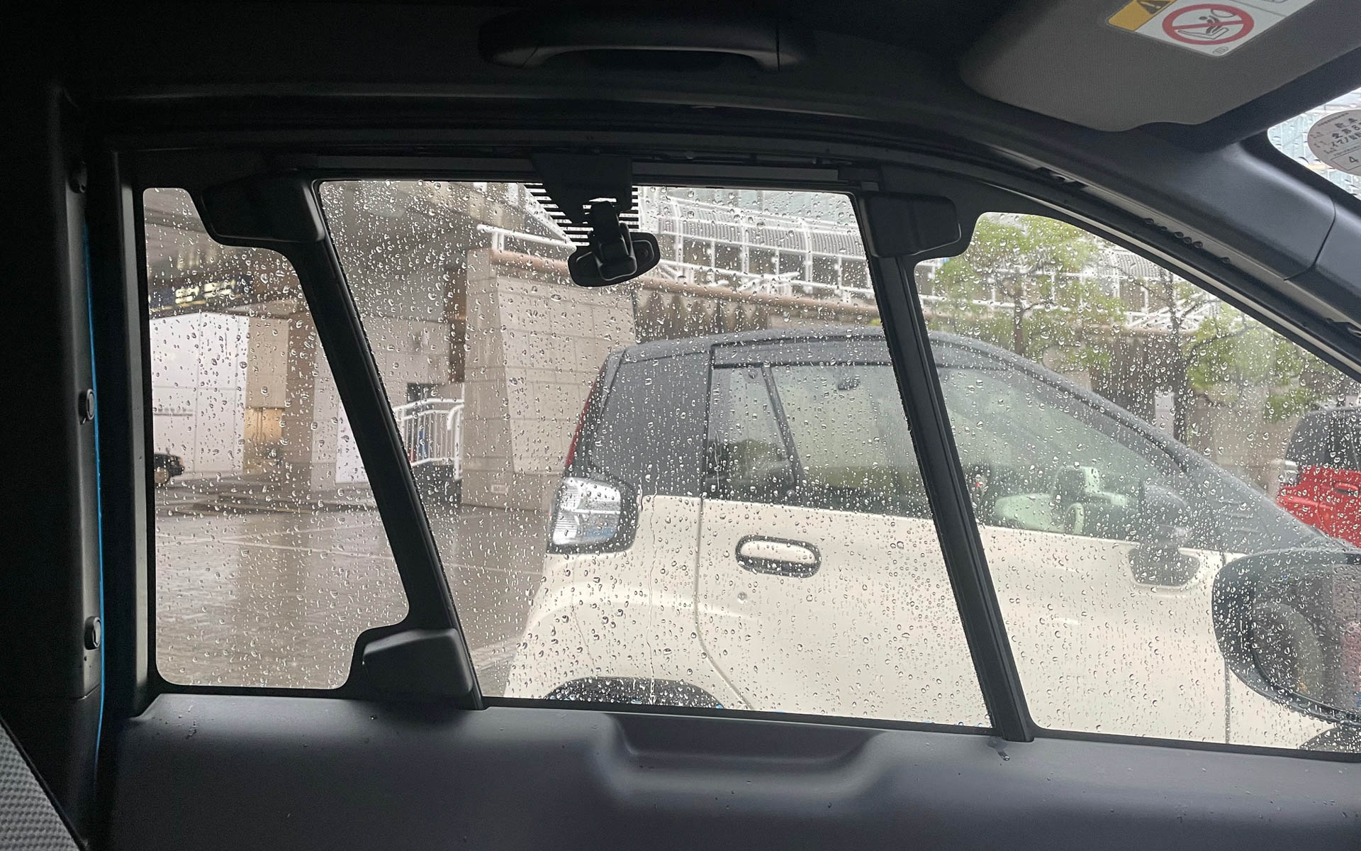 サイドウィンドウは上下スライド式。手動でフックを外して下げます