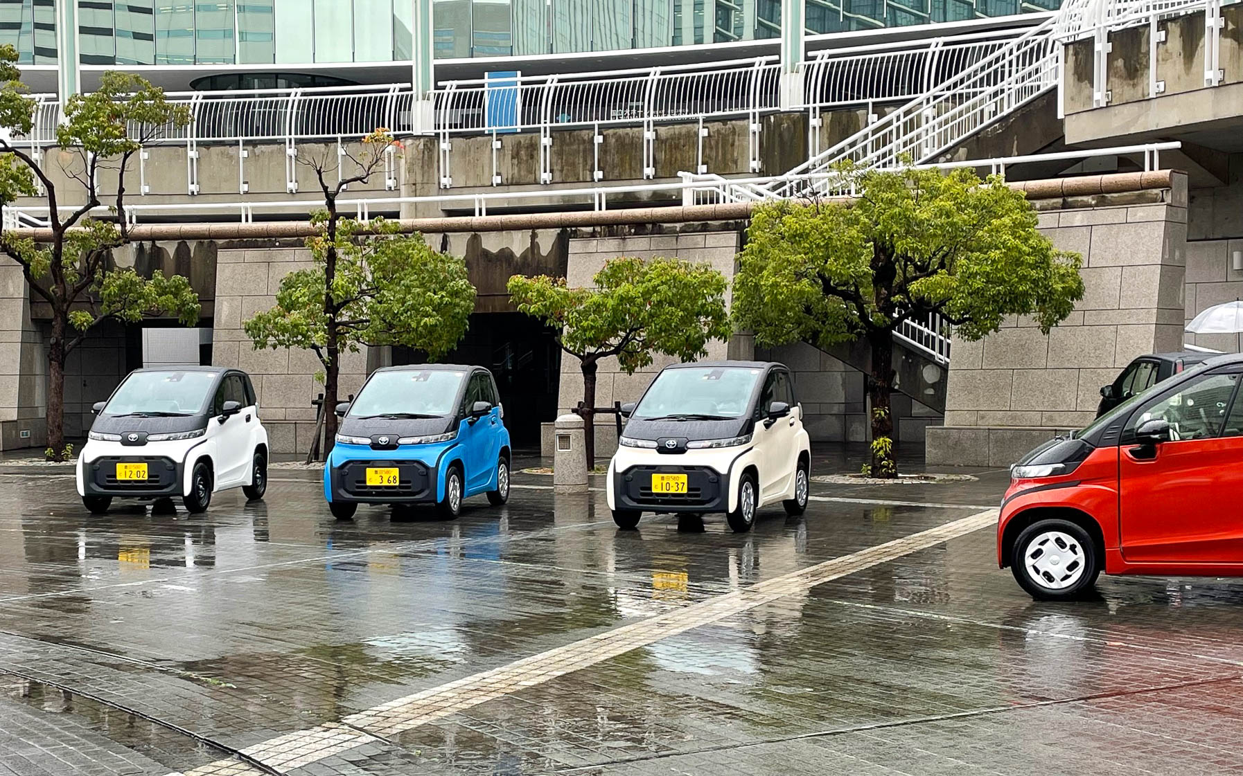 出待ちのC＋pod達。ジャーナリストたちは面白がって乗ってました。僕もそうだけど