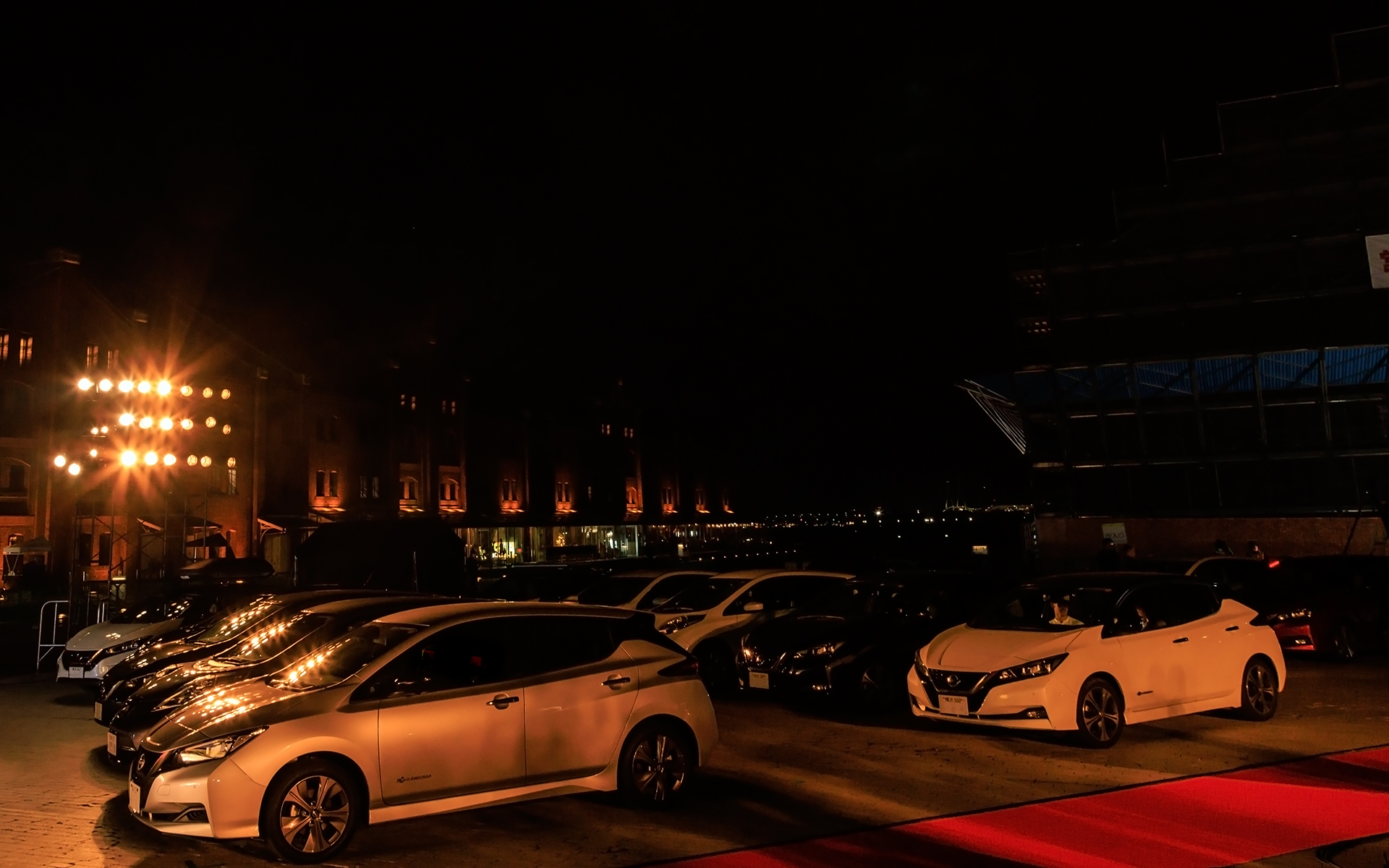 会場を埋める電気自動車