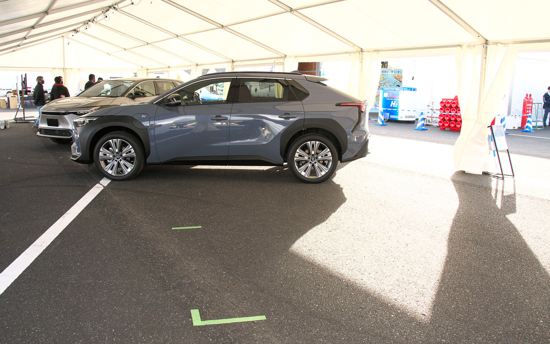 テープでマーキングされている謎のクルマの並ぶ場所。土曜日にはどのようなクルマが並んでいるのだろうか？