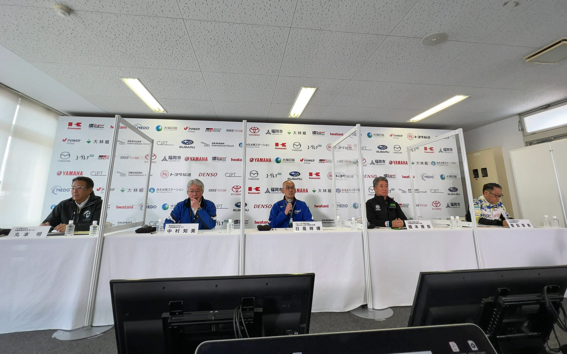 左から、マツダ株式会社 代表取締役社長兼CEO（最高経営責任者） 丸本明氏、株式会社SUBARU 代表取締役社長 中村知美氏、ヤマハ発動機株式会社 代表取締役社長 日髙祥博氏、川崎重工業株式会社 代表取締役社長執行役員 橋本康彦氏、モリゾウ選手ことトヨタ自動車株式会社 代表取締役社長 豊田章男氏