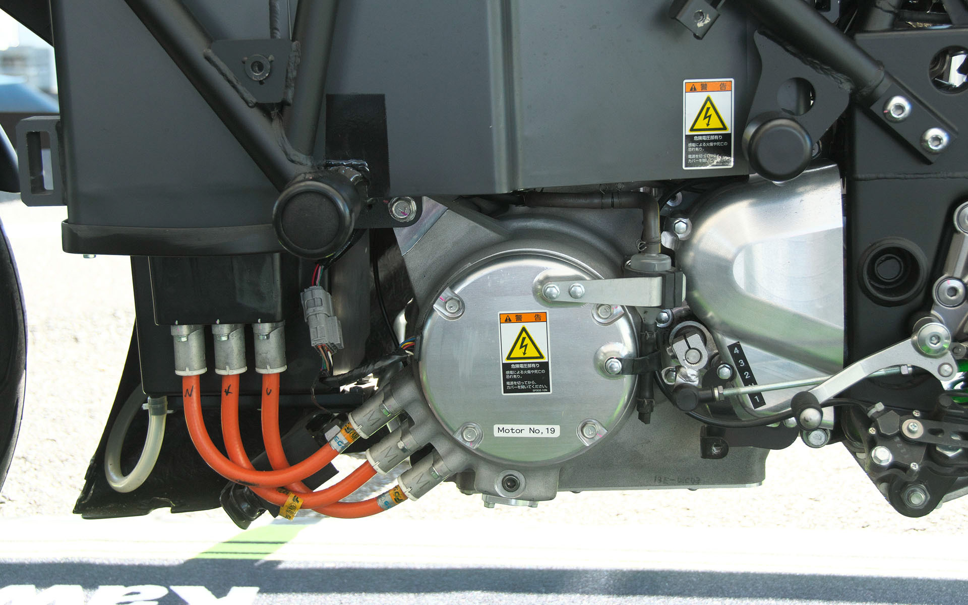 走行用モーター。4段のトランスミッションに接続され、操る楽しみを備える