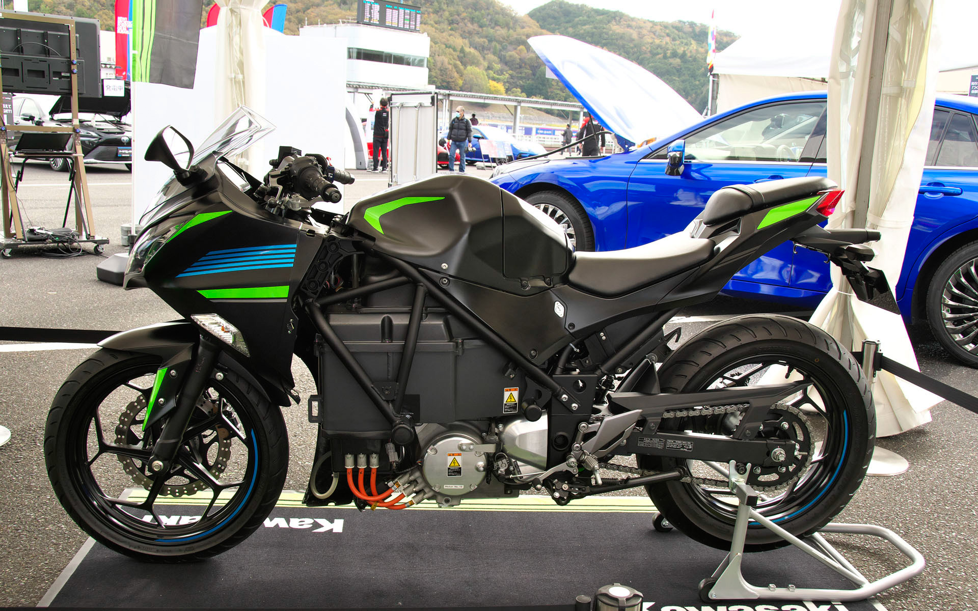 BEVバイクを横から見る