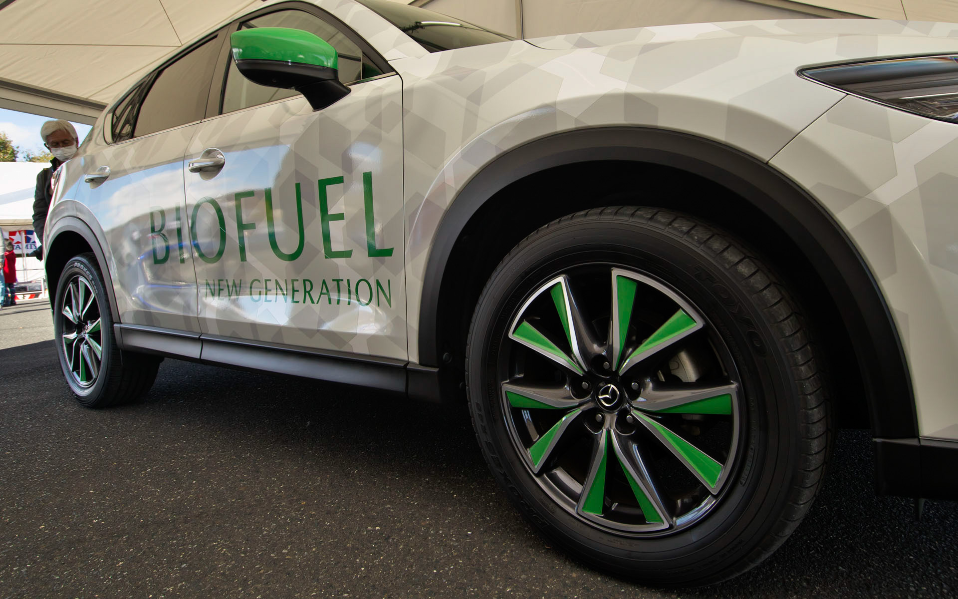 CX-5の各部写真。市販車と変更なく、外観のカラーリングのみを変更している