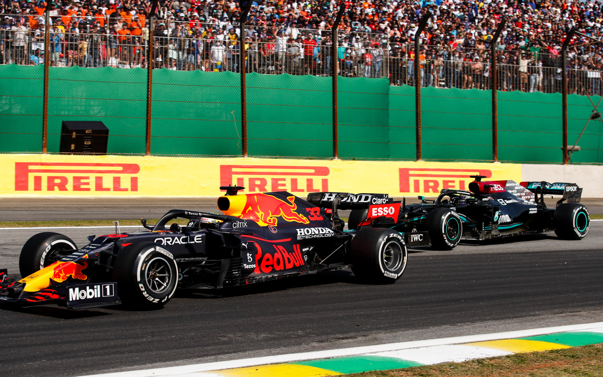 まさに死闘と呼ばれるトップ争いを繰り広げたマックス・フェルスタッペン選手（33号車 レッドブル・レーシング・ホンダ）とルイス・ハミルトン選手（44号車 メルセデス）