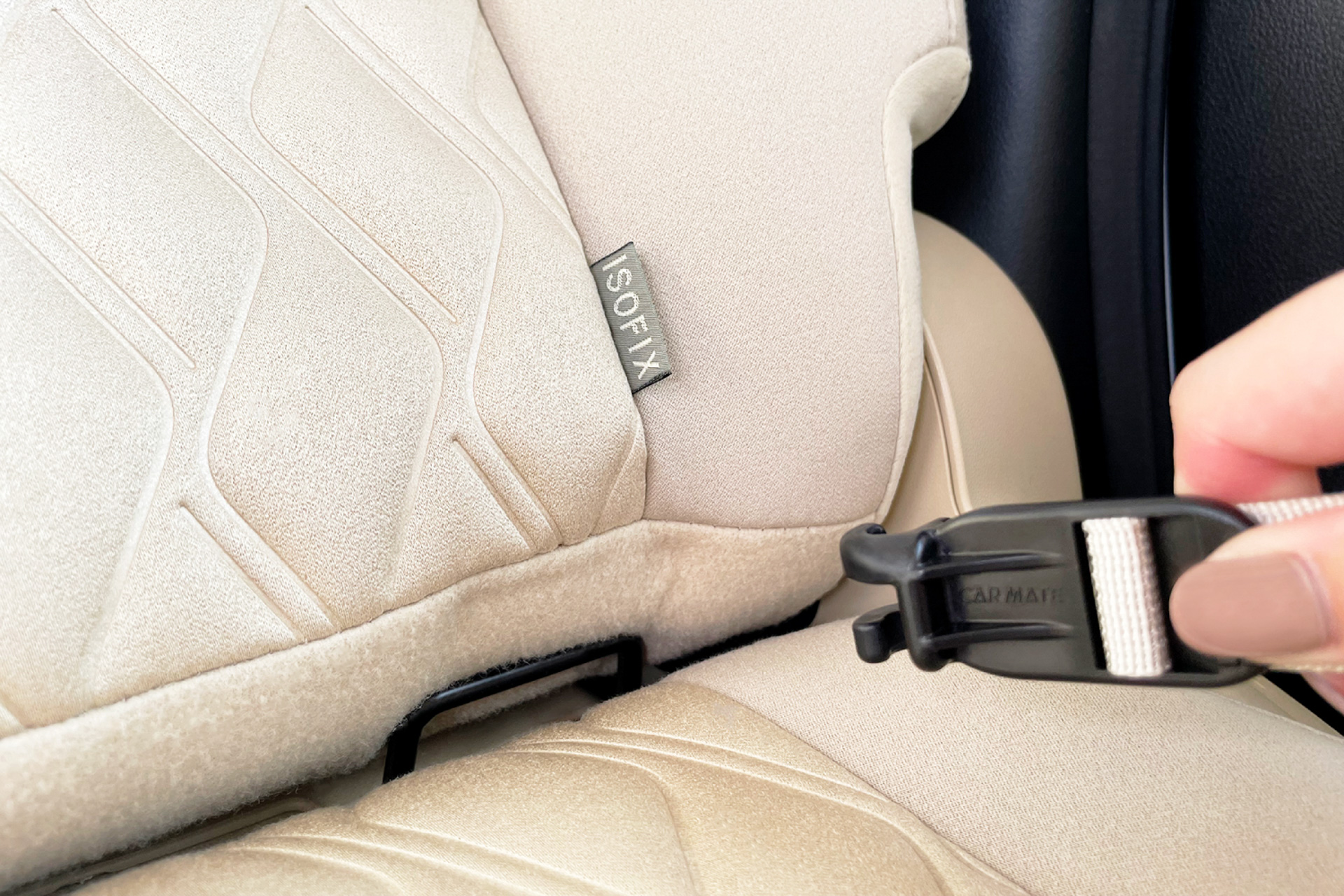 ハンモック使用時は広げてISOFIX固定金具をつなぐだけ