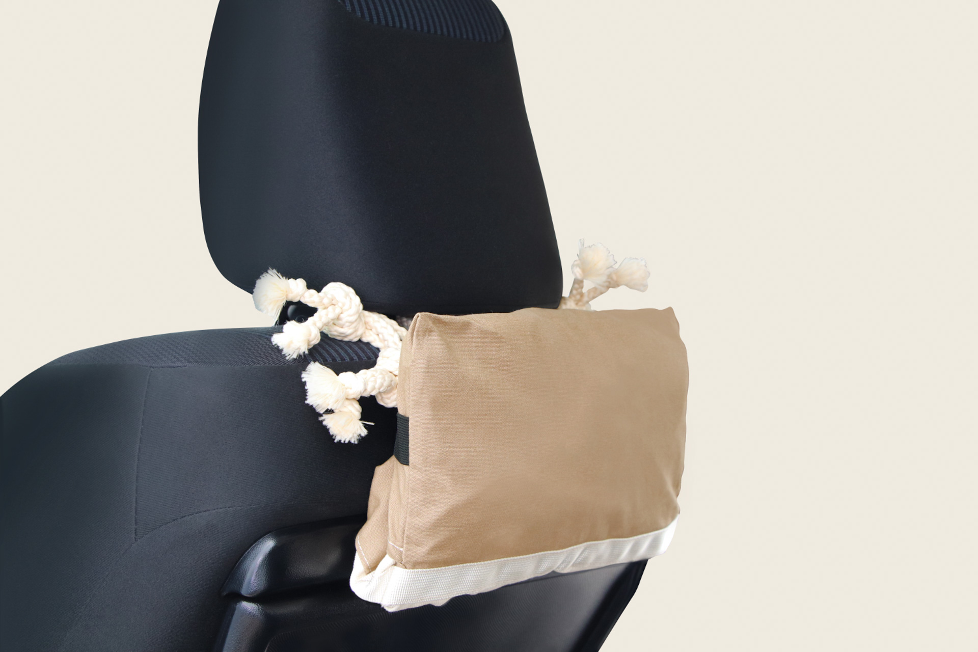 ハンモックはヘッドレストに付けたまま収納可能