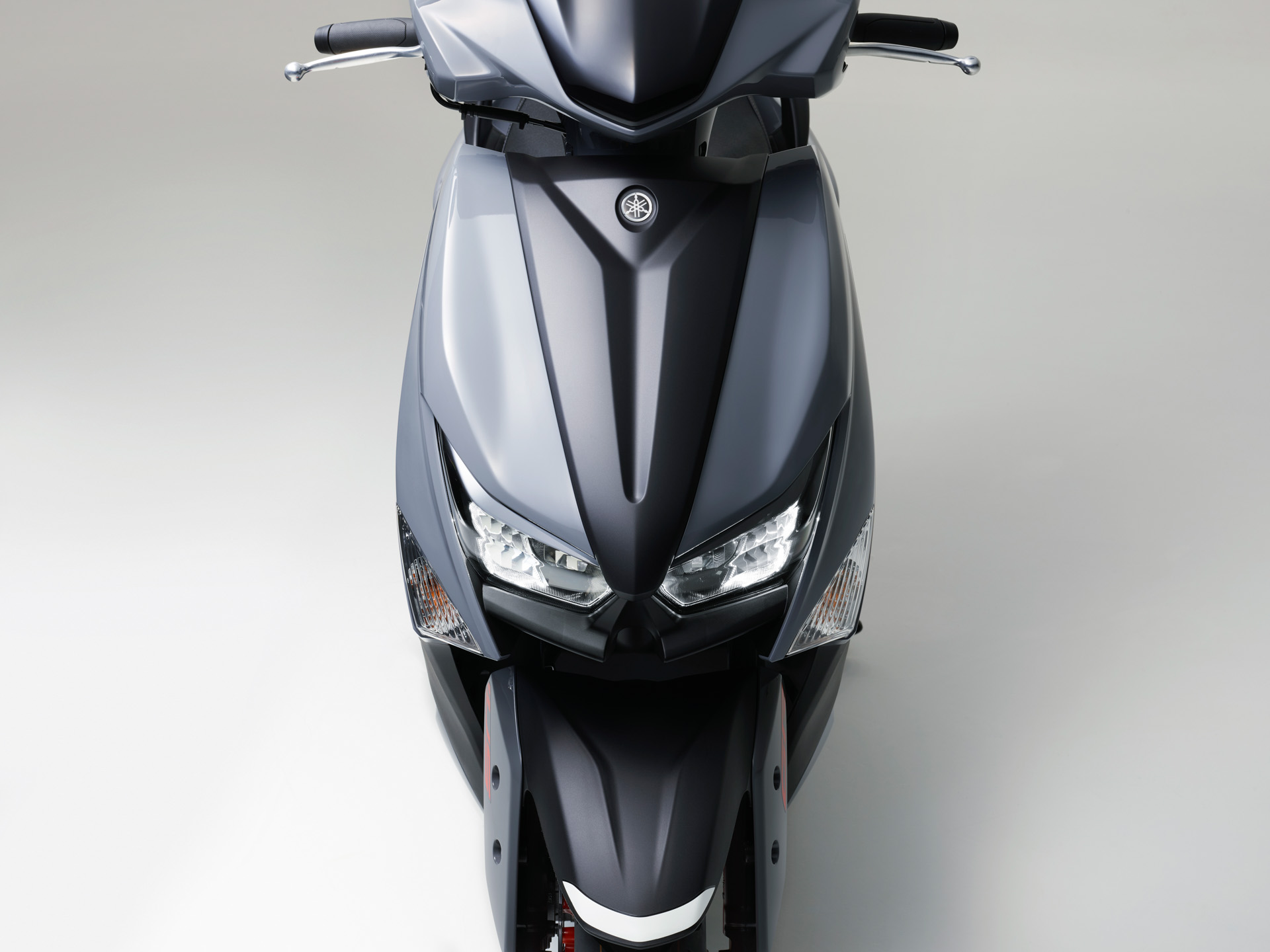 新エンジンと新フレーム採用にあわせ、スタイリングを刷新