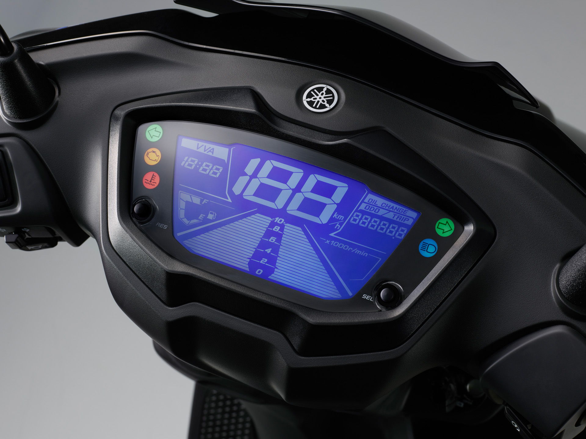 バータイプのタコメーターとデジタル表示のスピードメーターを中央に配置したスポーティなデジタルメーター。常時表示：スピードメーター、タコメーター、燃料計、時計。切替表示：オドメーター、トリップメーター※エンジンオイル交換表示（初回1000km、以降3000km毎に表示）