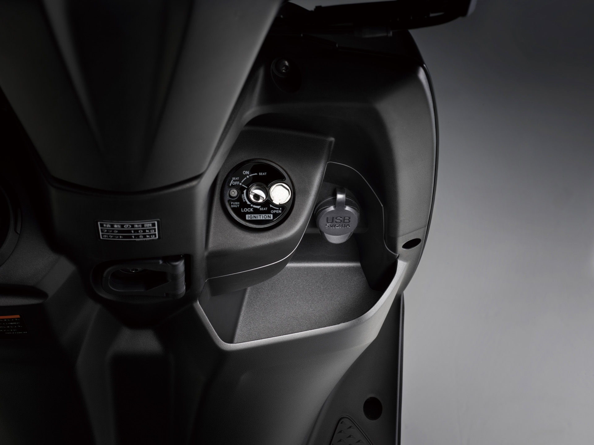 フロントポケット上部には、スマートフォンなどの充電に便利なUSBソケット、フロントパネル側には持ち手の太いバッグも掛けられる折り畳み式の大型フックを装備