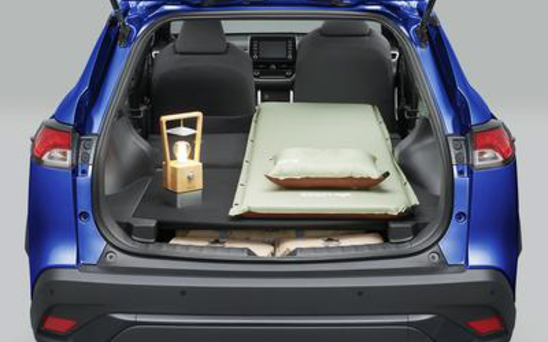 リアシートを倒せば、大人も寝転がれる空間ができあがる