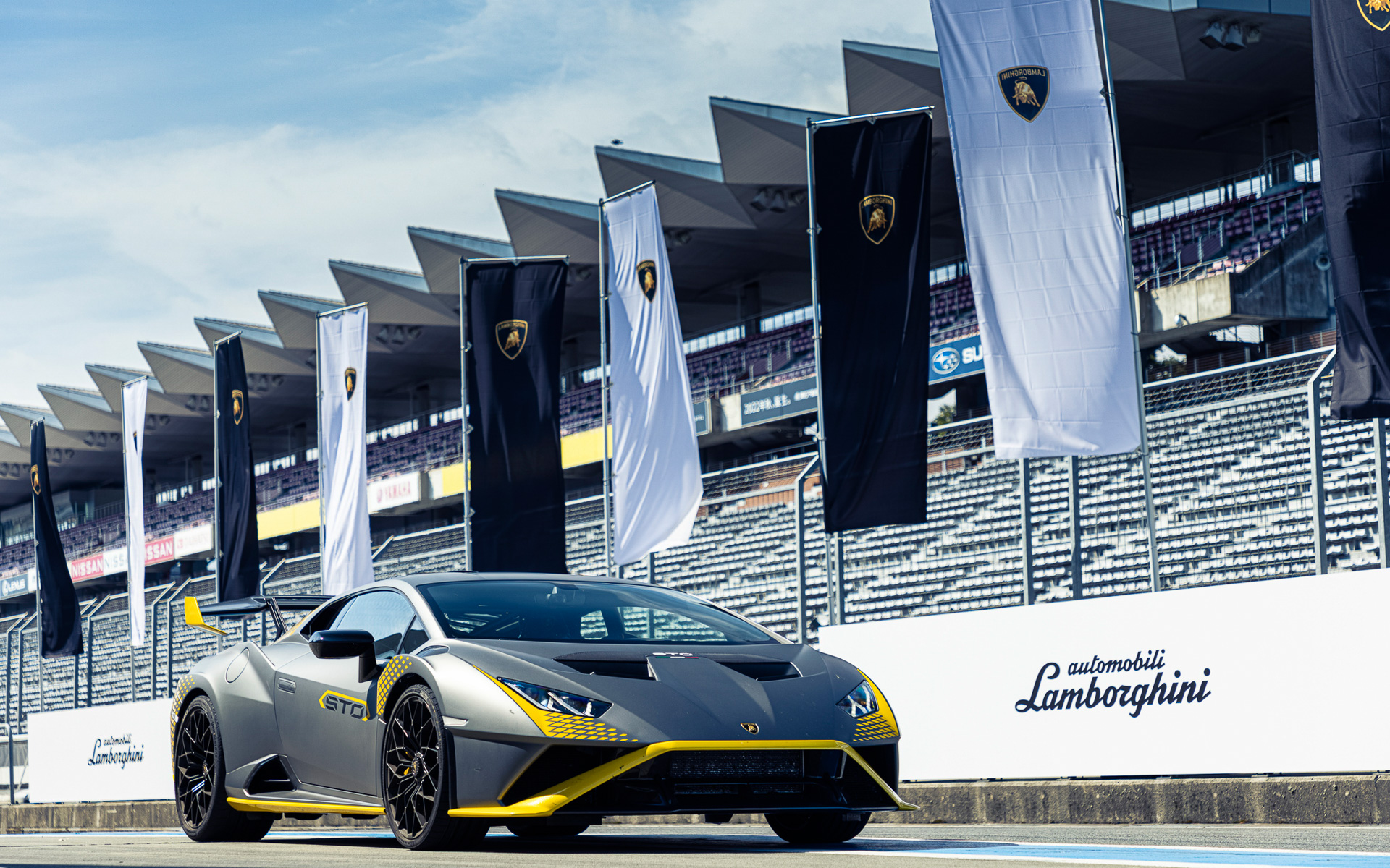 今回試乗したのは2020年11月に日本初公開された「ウラカンSTO」（3750万円）。ボディサイズは4547×1945×1220mm（全長×全幅×全高）、ホイールベースは2620mm。後輪駆動モデルでありながら、0-100km/h加速3.0秒、最高速310km/hというパフォーマンス性能を持つ