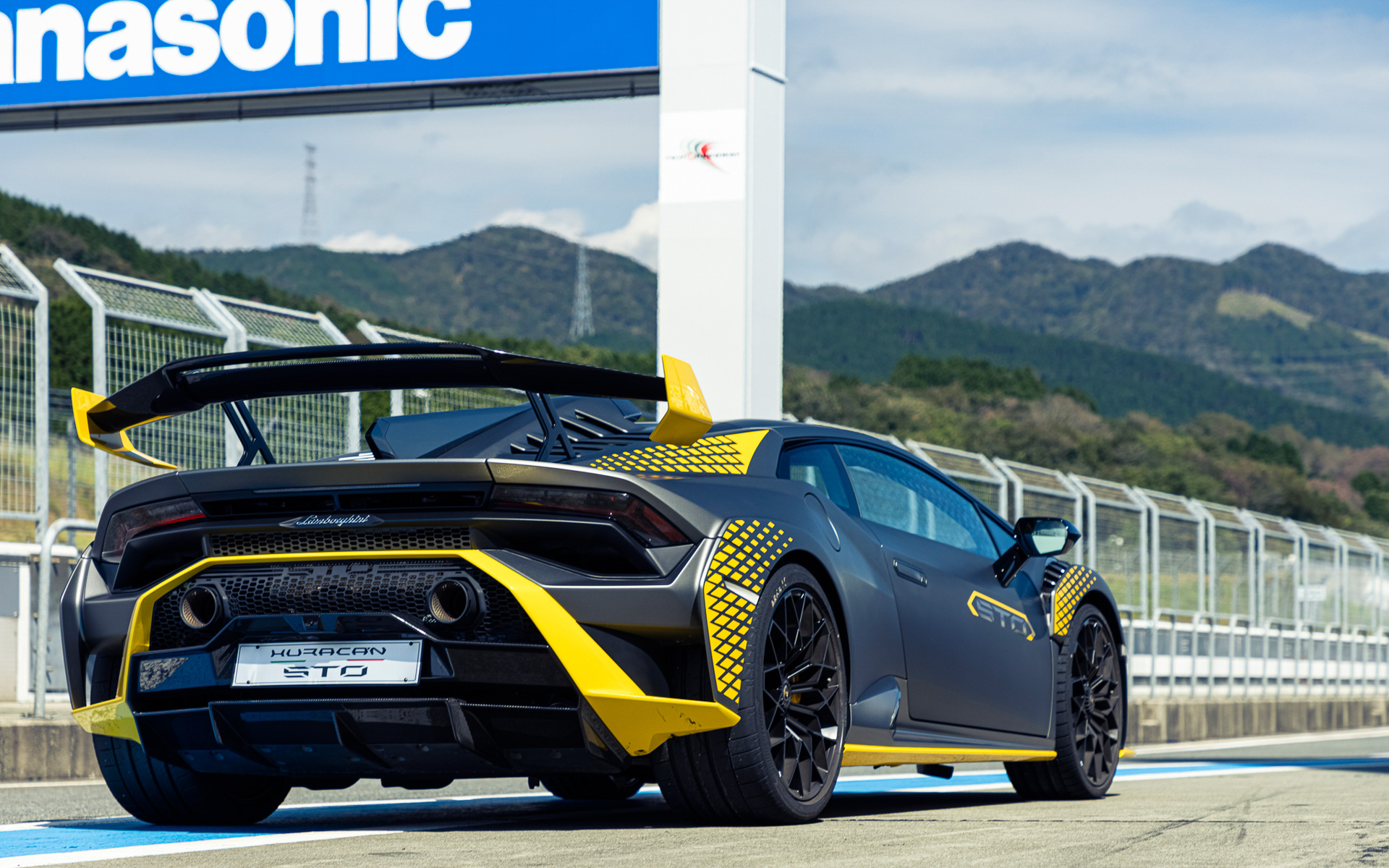 今回試乗したのは2020年11月に日本初公開された「ウラカンSTO」（3750万円）。ボディサイズは4547×1945×1220mm（全長×全幅×全高）、ホイールベースは2620mm。後輪駆動モデルでありながら、0-100km/h加速3.0秒、最高速310km/hというパフォーマンス性能を持つ