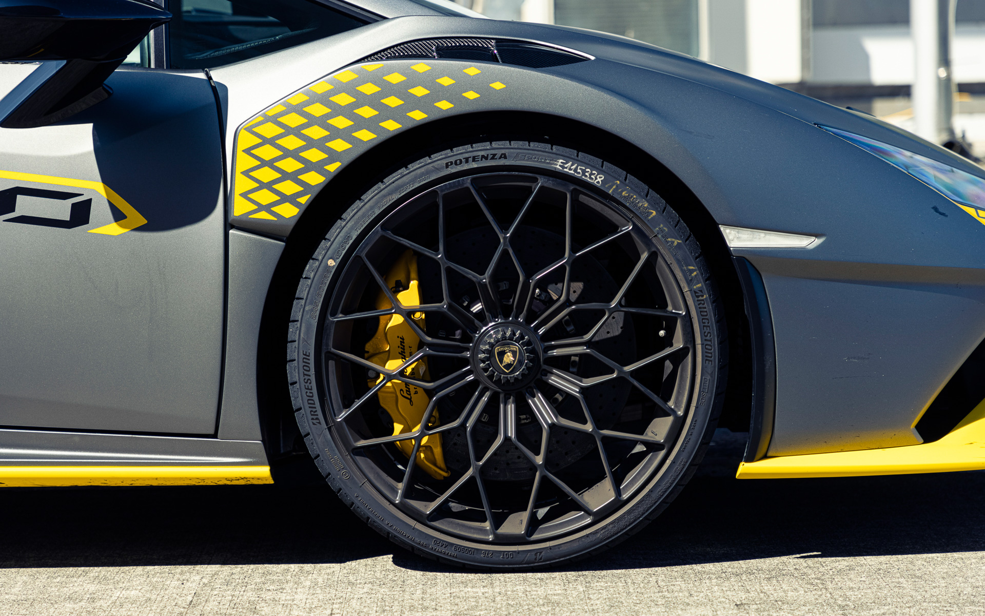 ウラカンSTOではボンネットフードのエアダクトやフロントバンパー内のスプリッター、リアフェンダー部のNACAダクト、中央部分が可変式のリアウイングなど、レース仕様のエアロダイナミクスがふんだんに用いられる。また、ボディは徹底的に軽量化され、外装パネルの75％以上にカーボンファイバーを使用するという