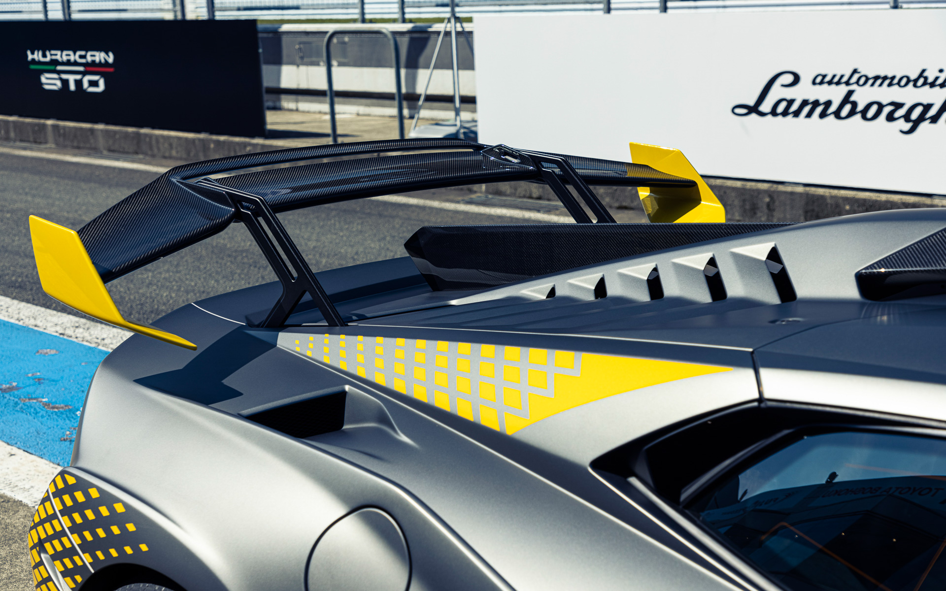 ウラカンSTOではボンネットフードのエアダクトやフロントバンパー内のスプリッター、リアフェンダー部のNACAダクト、中央部分が可変式のリアウイングなど、レース仕様のエアロダイナミクスがふんだんに用いられる。また、ボディは徹底的に軽量化され、外装パネルの75％以上にカーボンファイバーを使用するという