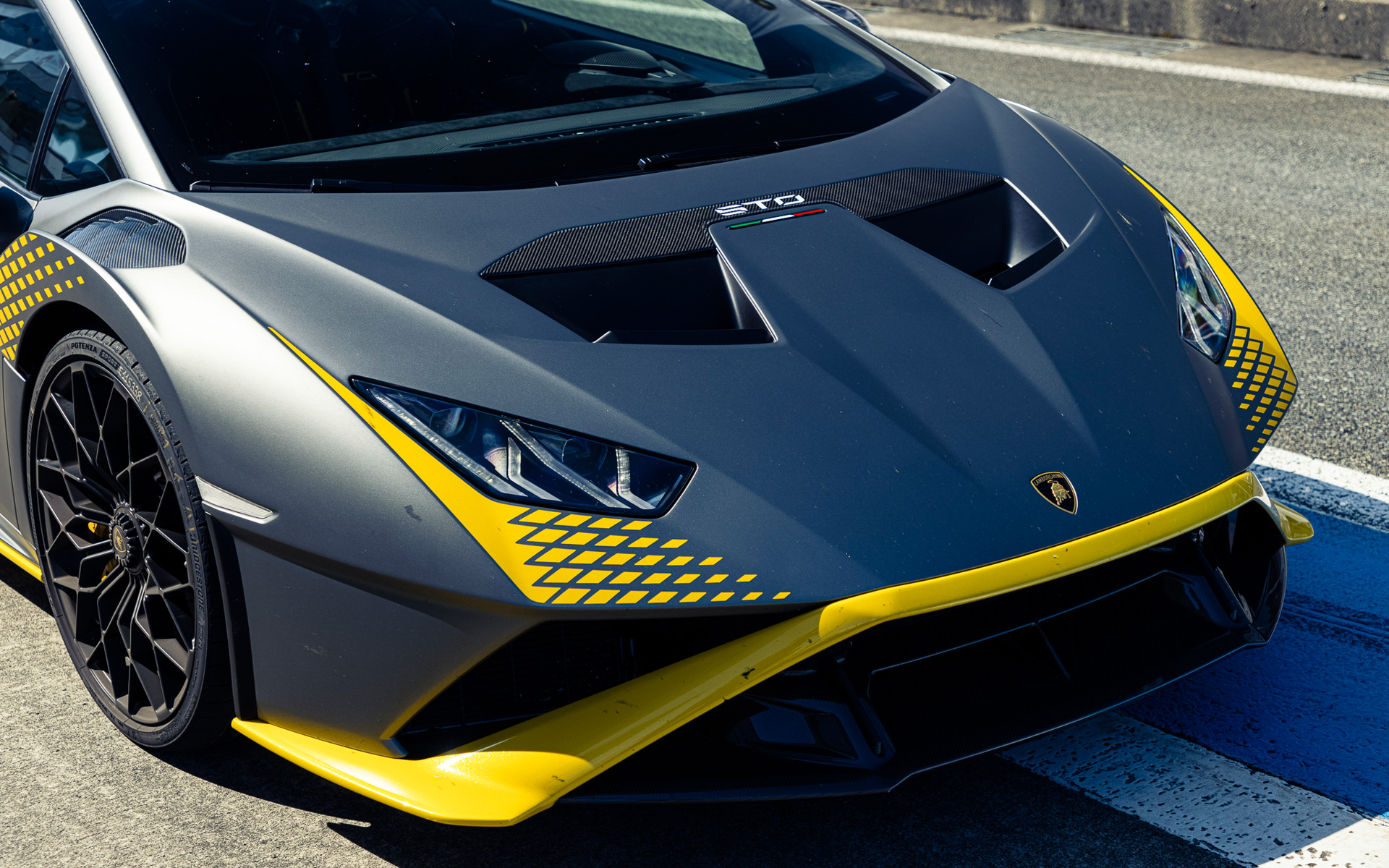 ウラカンSTOではボンネットフードのエアダクトやフロントバンパー内のスプリッター、リアフェンダー部のNACAダクト、中央部分が可変式のリアウイングなど、レース仕様のエアロダイナミクスがふんだんに用いられる。また、ボディは徹底的に軽量化され、外装パネルの75％以上にカーボンファイバーを使用するという