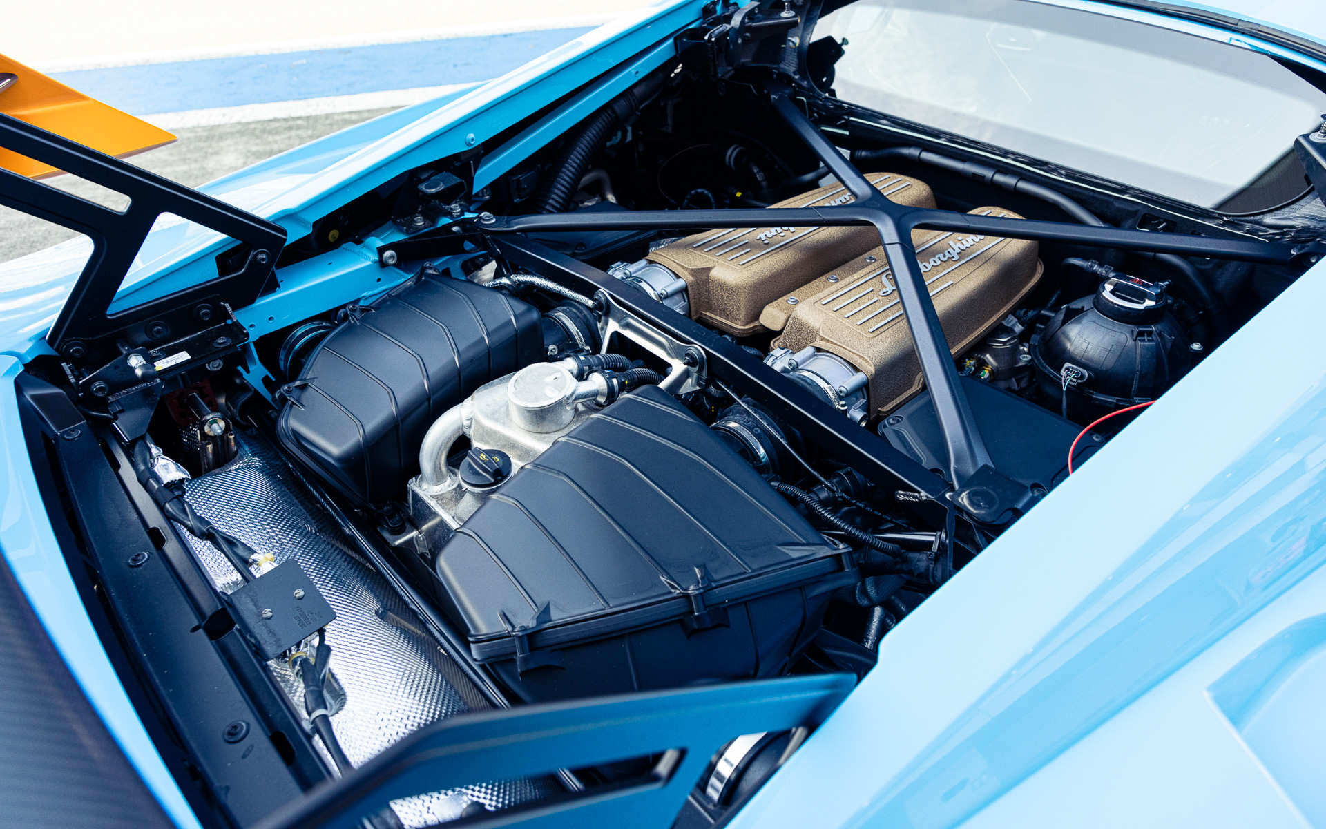 パワートレーンは最高出力470kW（640HP）/8000rpm、最大トルク565Nm/6500rpmを発生する自然吸気のV型10気筒 5.2リッターエンジンを搭載し、トランスミッションにはデュアルクラッチの7速LDF（ランボルギーニ・ドッピア・フリッツィオーネ）を組み合わせる